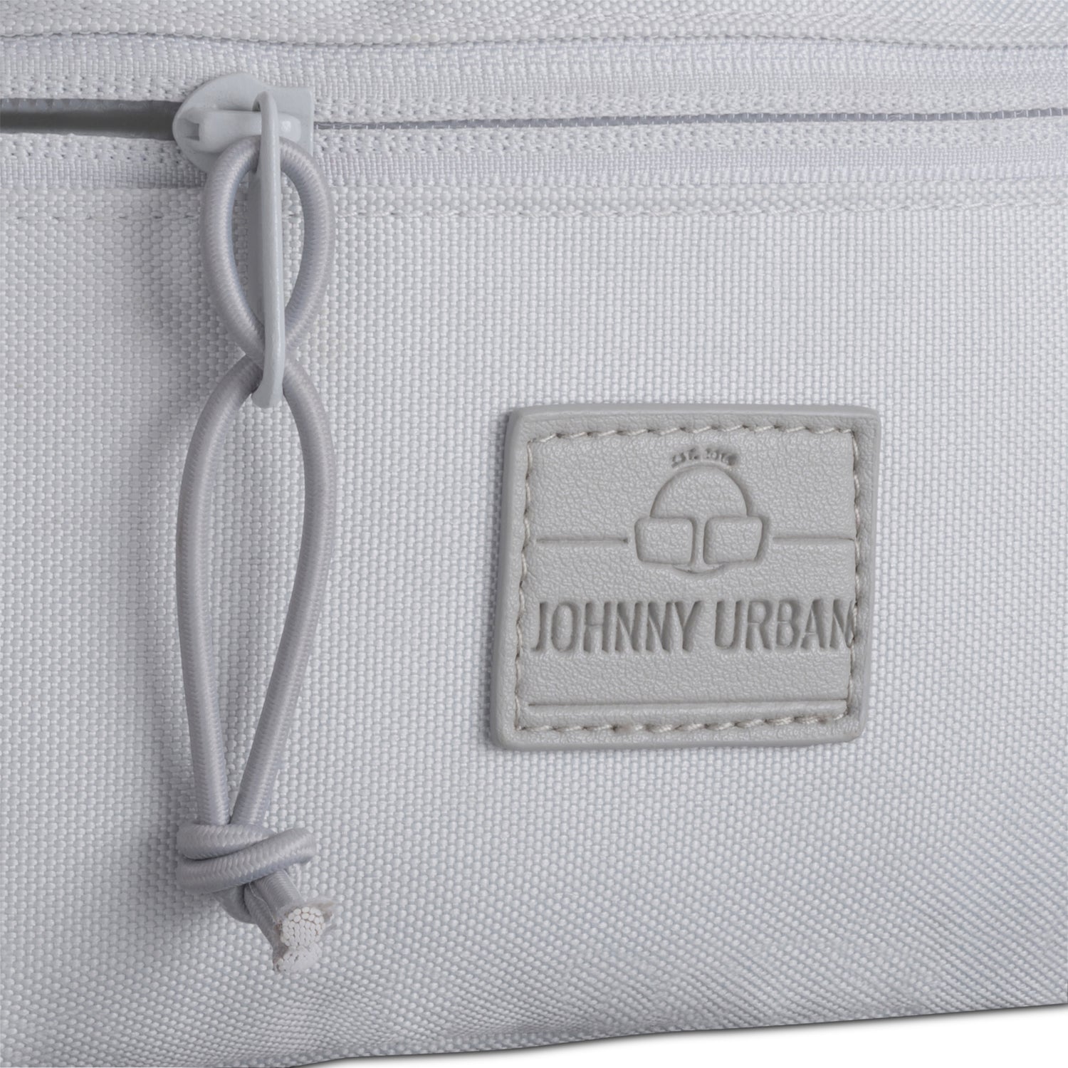 Nahaufnahme der grauen nachhaltigen Bauchtasche 'Erik Small' von Johnny Urban mit Reißverschluss und Logo-Patch