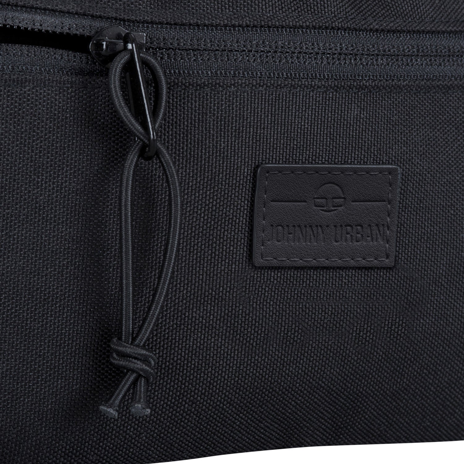 Nahaufnahme der schwarzen Bauchtasche 'Erik Small' von Johnny Urban mit Reißverschluss und Logo-Patch