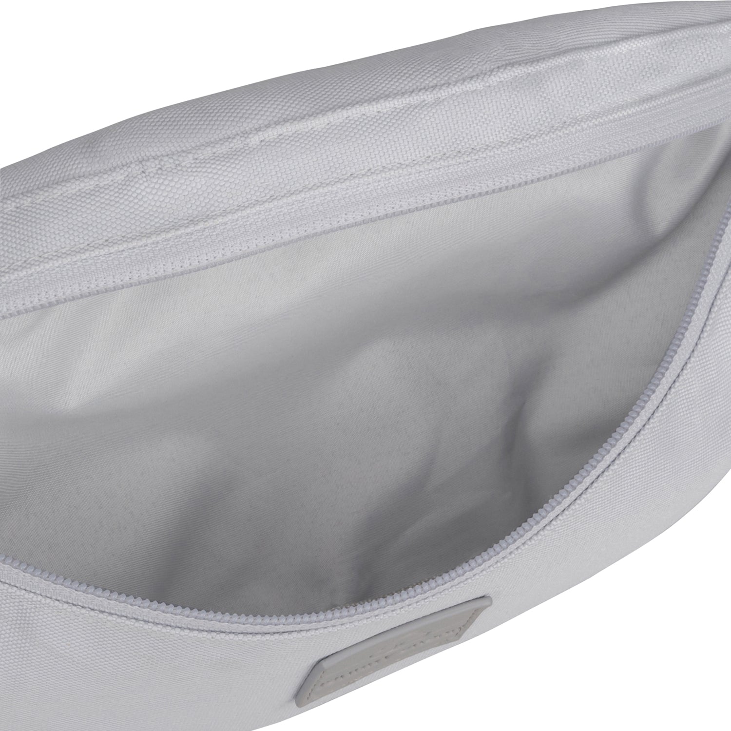 Innenseite der grauen Bauchtasche 'Erik Small' von Johnny Urban aus recyceltem Material mit Reißverschluss