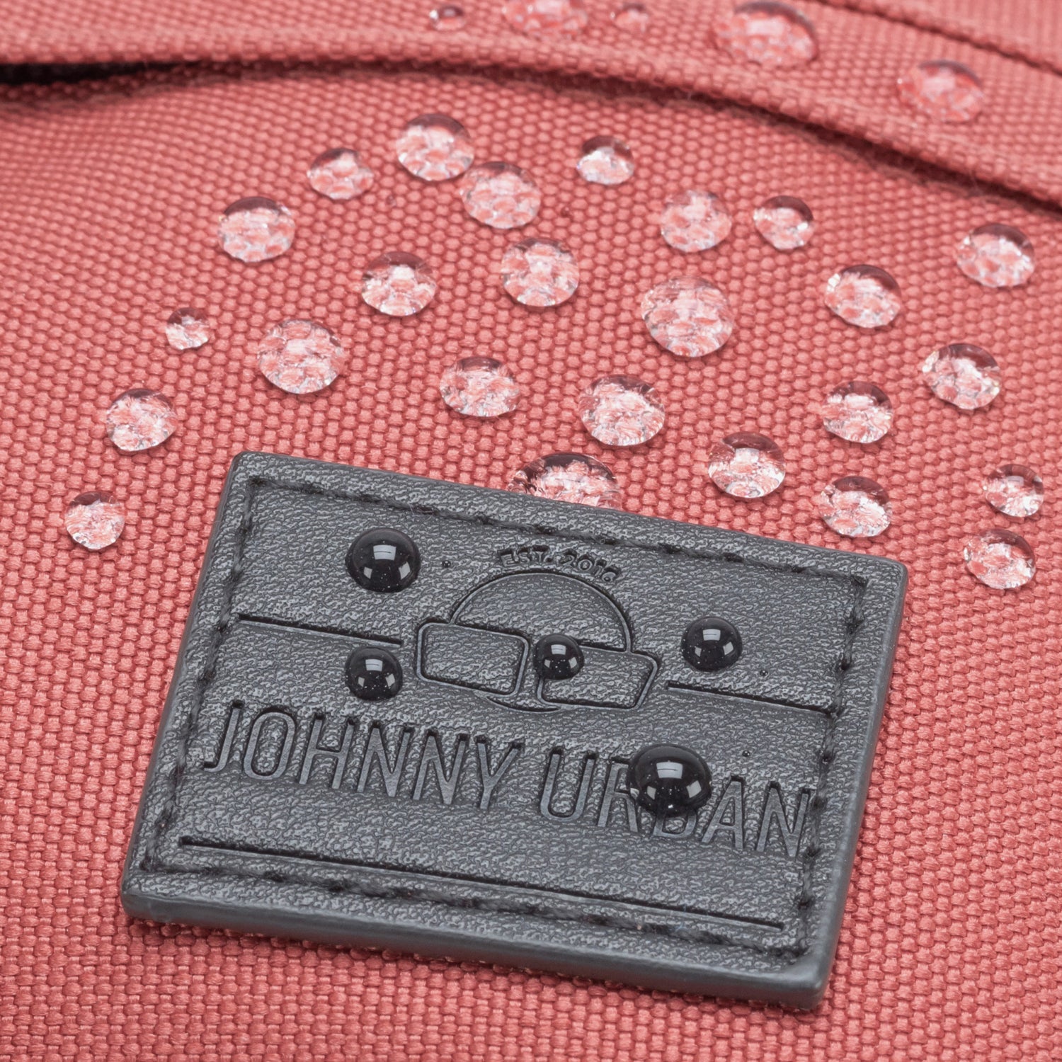 Wasserabweisende rote Bauchtasche 'Tom' mit Johnny Urban Logo und Wassertropfen auf dem Stoff