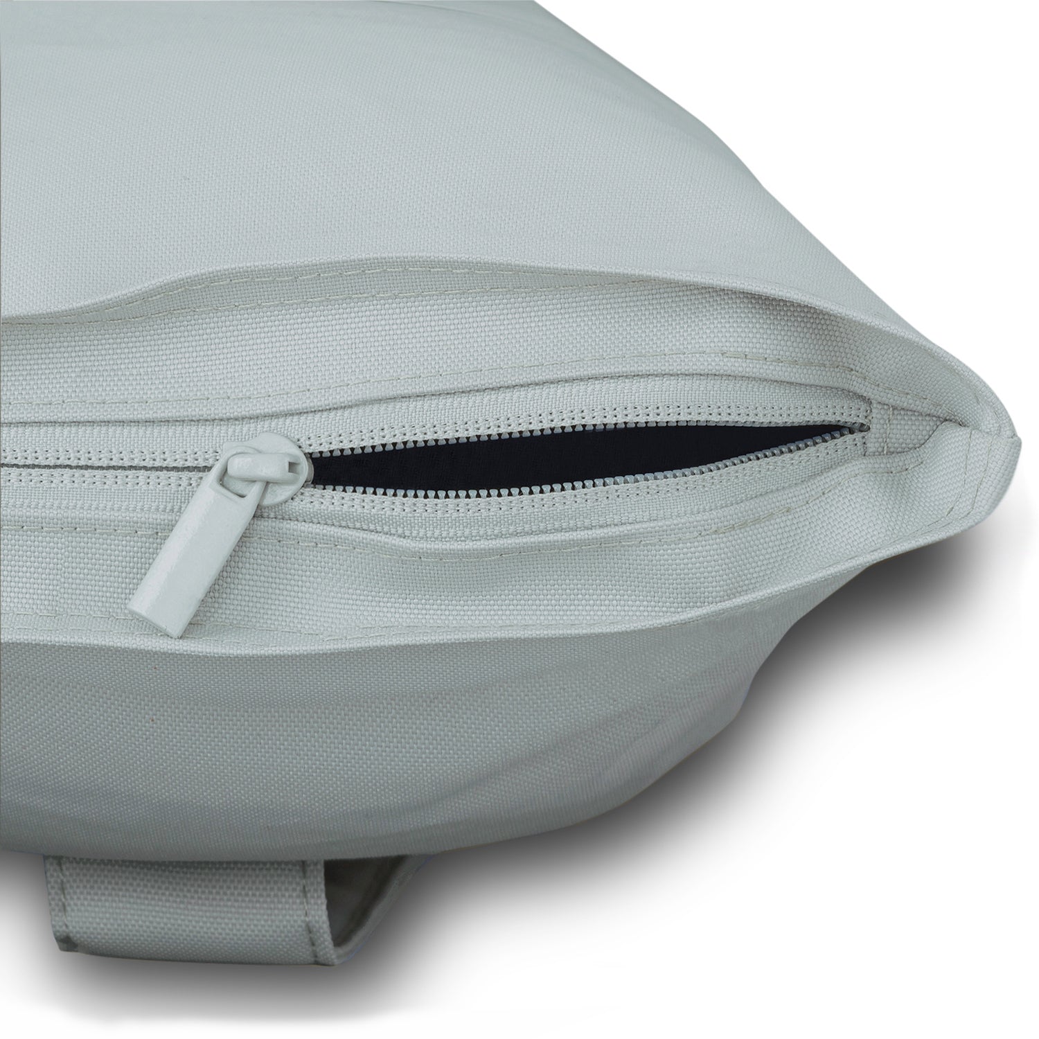 Grau-farbener Rolltop Rucksack 'Robin Large' Detailansicht des Reißverschlusses