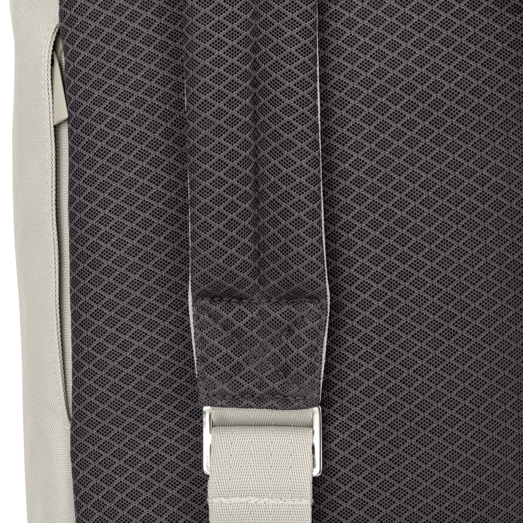 Nahaufnahme eines gepolsterten, atmungsaktiven Rückenteils eines Rolltop Rucksacks 'Ryan' mit hellgrauem Träger und dunkelgrauem Netzstoff
