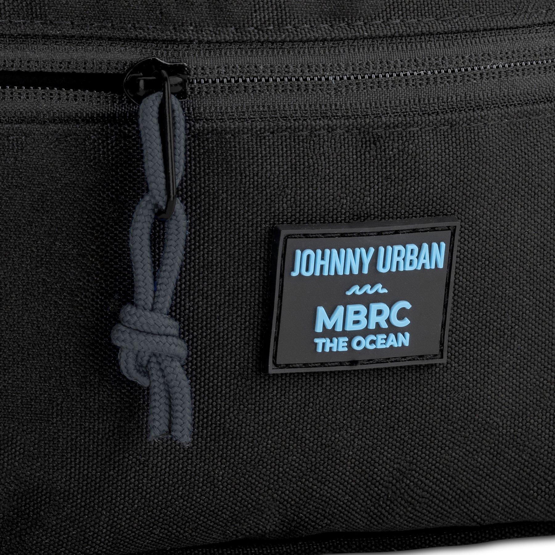 Nahaufnahme der schwarzen Johnny Urban Bauchtasche 'Erik' MBRC Edition mit blauem Logo und grauem Kordelreißverschluss