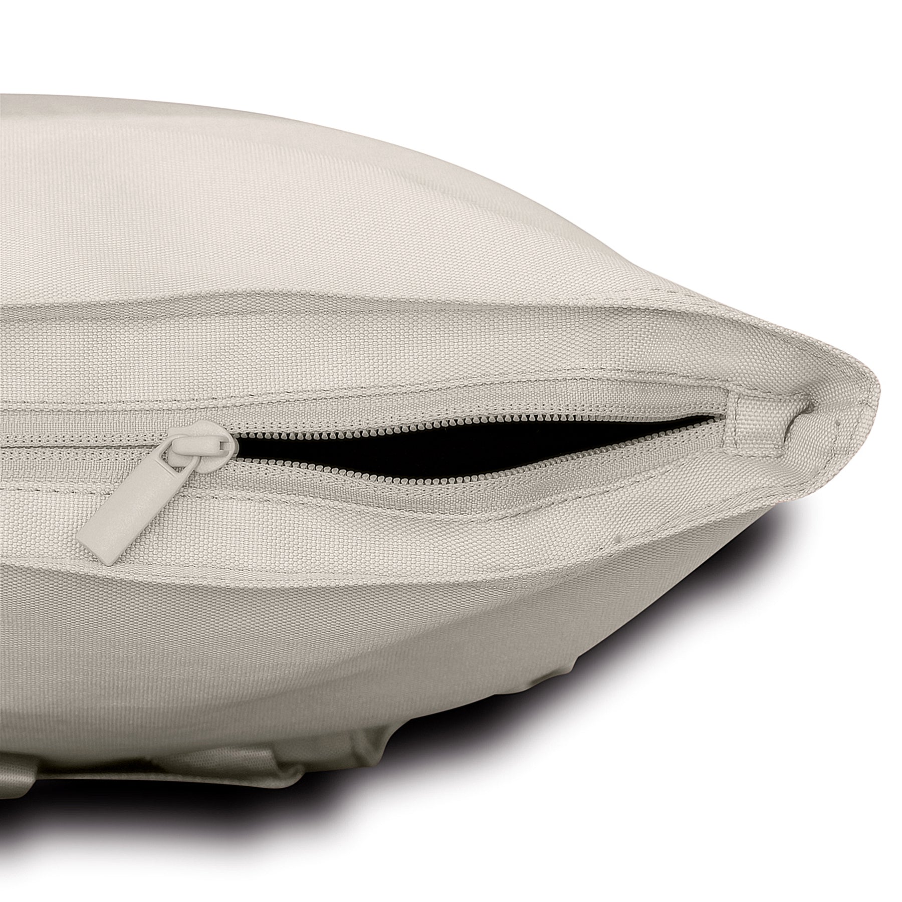 Seitliche Nahaufnahme der offenen Reißverschlusstasche des Rolltop Rucksack "Robin Medium" in hellem Stoff