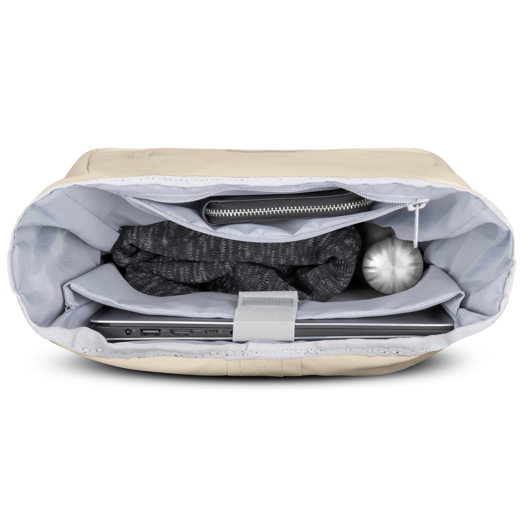 Innenansicht des hellen Rolltop Rucksacks 'Robin Medium' mit Laptop, Geldbörse, Wasserflasche und Kleidung