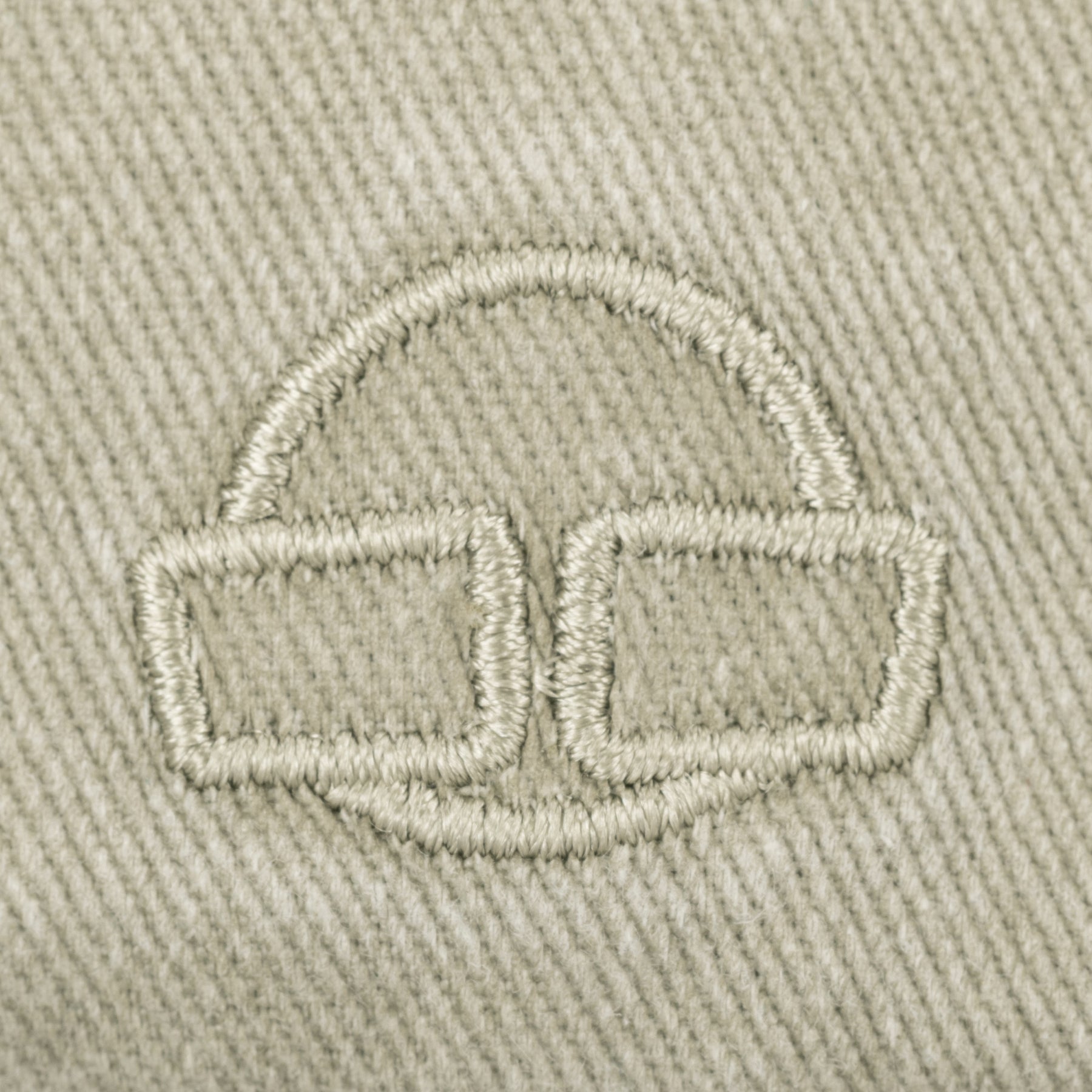 Gesticktes Johnny Urban Logo auf sandbeiger Canvas-Oberfläche der Cap 'Dave'