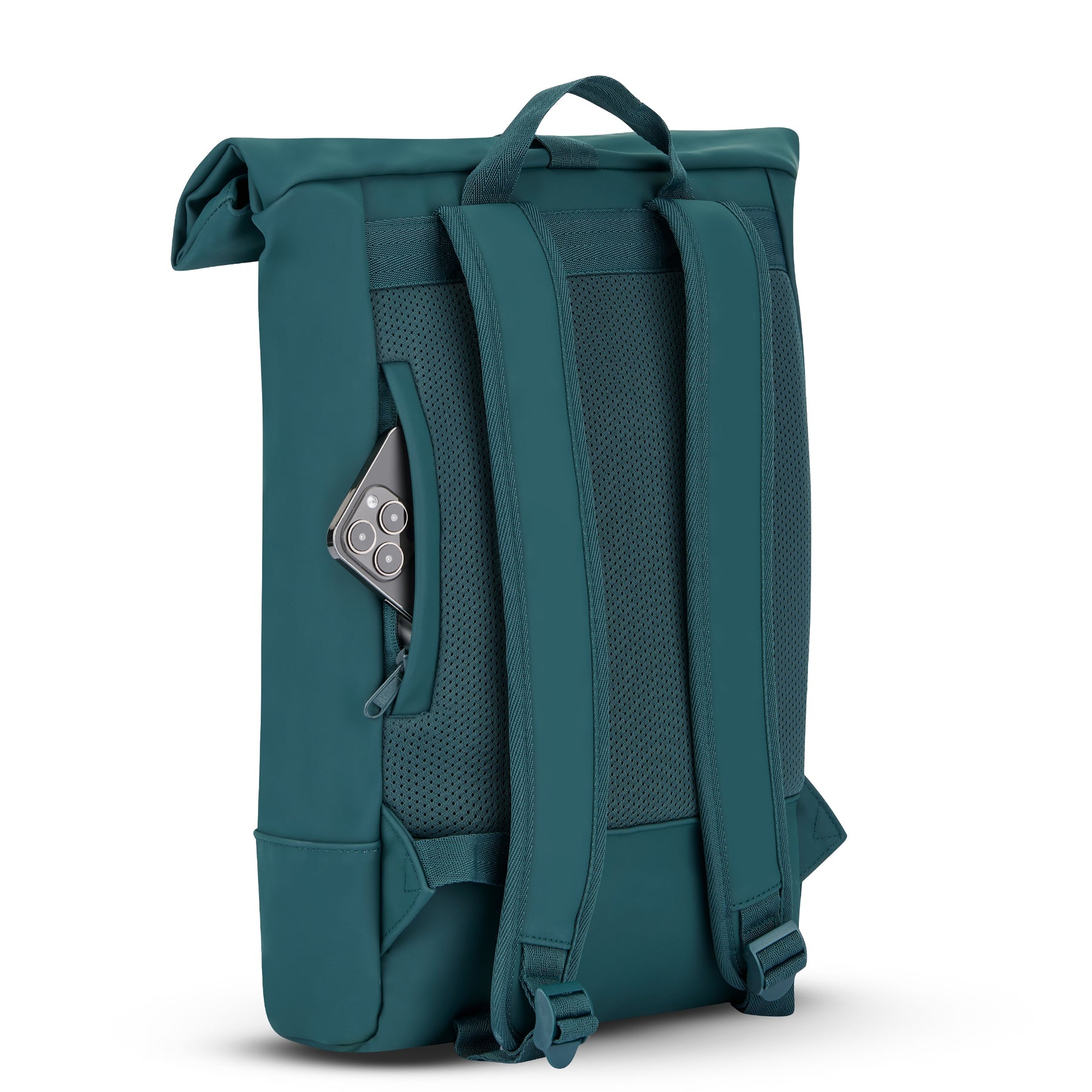 Rolltop Rucksack 'Harvey Medium' von hinten in Petrolfarben mit Reißverschlusstasche, in der ein Smartphone steckt