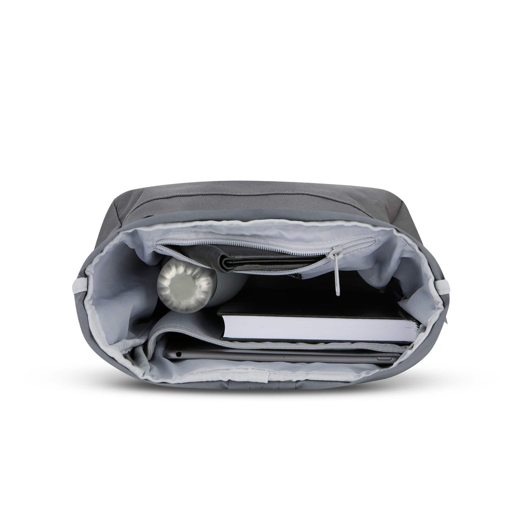 Rolltop Rucksack 'Robin Small' von Johnny Urban in Grau, geöffneter Blick in das Innere mit Flasche, Notizbuch und Tablet