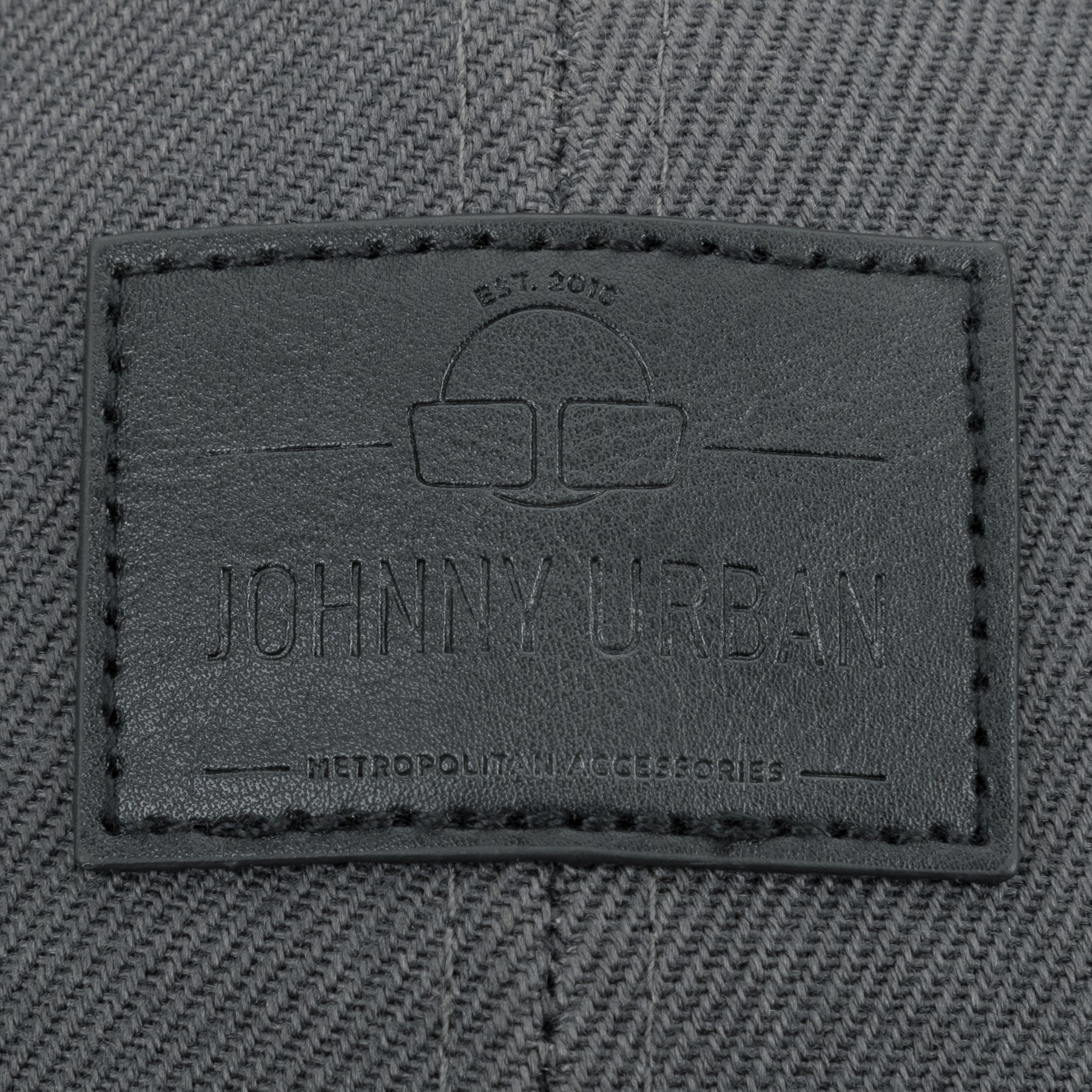 Schwarzes Johnny Urban Logo-Etikett aus Leder auf dunkelgrauem Stoff bei Cap 'Dean'