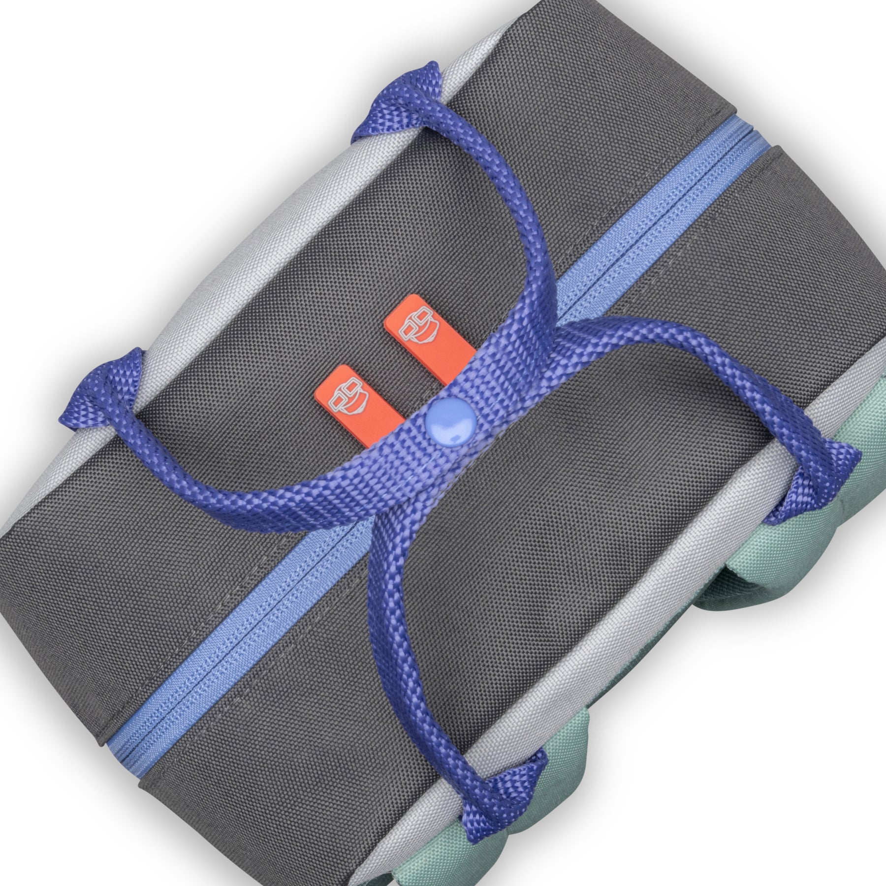 Kinderrucksack 'Linus' mit grauem Stoff, hellblauem Reißverschluss und lilafarbenen Tragegriffen