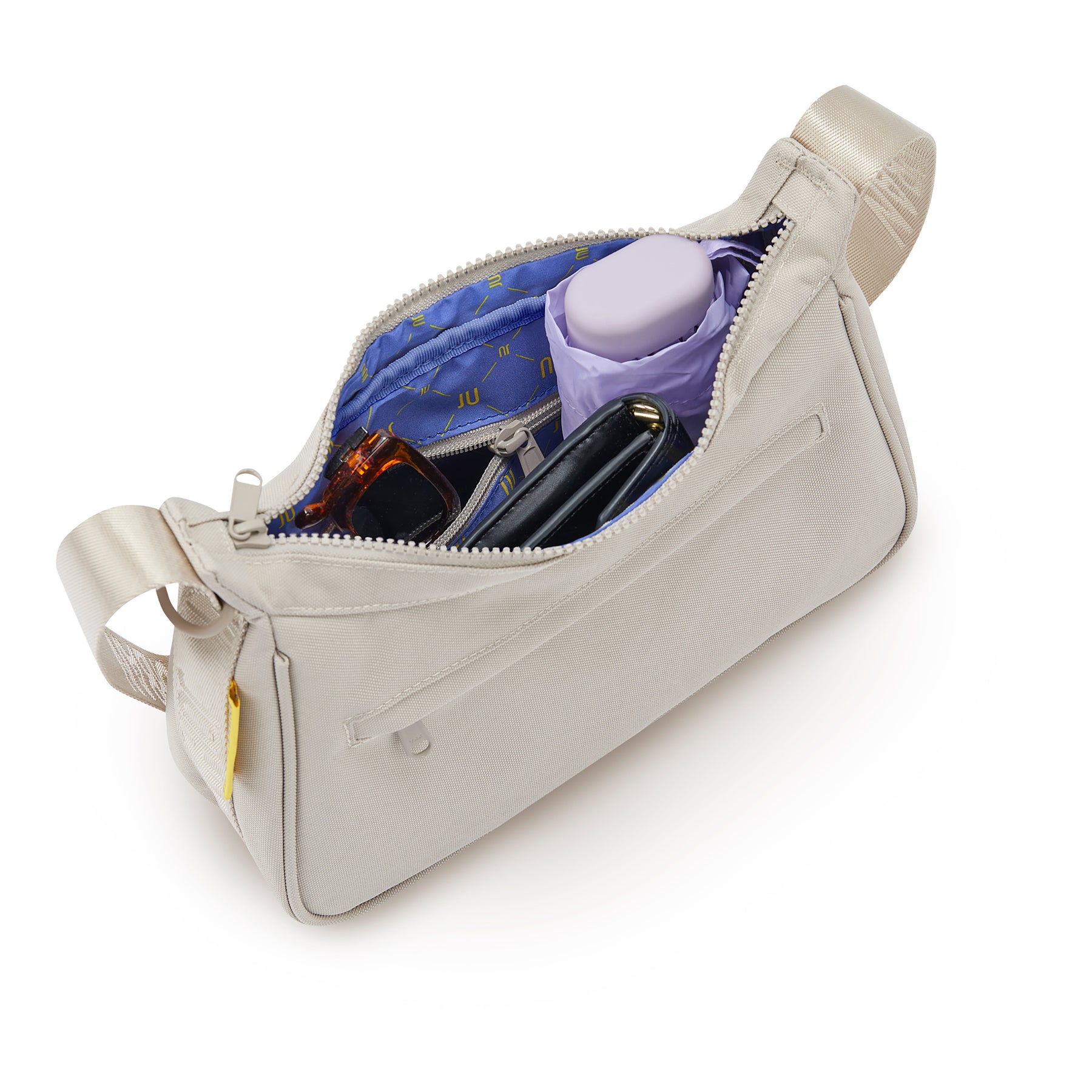 Beige Handtasche 'Maddy' von Johnny Urban mit Reißverschluss, offen mit sichtbarem Inhalt wie Schirm, Geldbörse und Sonnenbrille