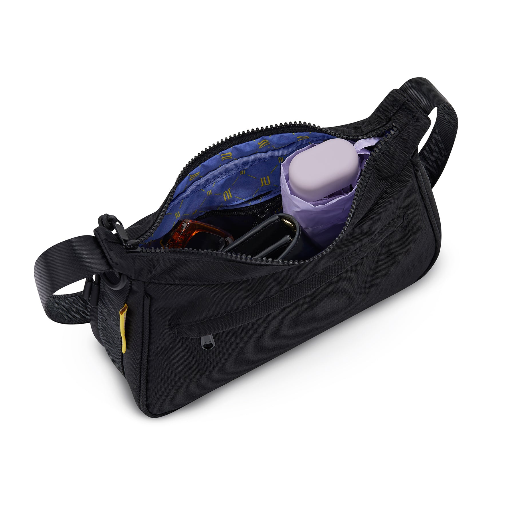 Schwarze Handtasche 'Maddy' von Johnny Urban mit Reißverschluss geöffnet, innen blaue Tasche mit gelbem Muster, enthält lila Etui, Brille und Geldbörse