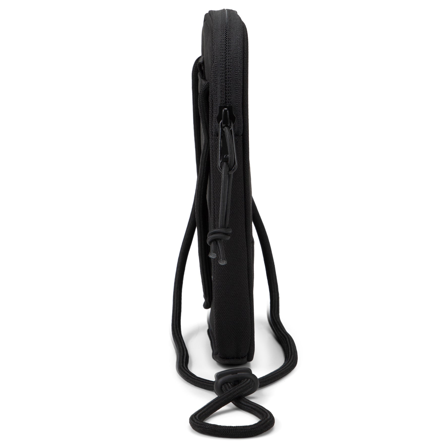 Schwarze Umhängetasche 'Josh' von Johnny Urban, schlank, rechte Seite mit Reißverschluss und verstellbarem Gurt