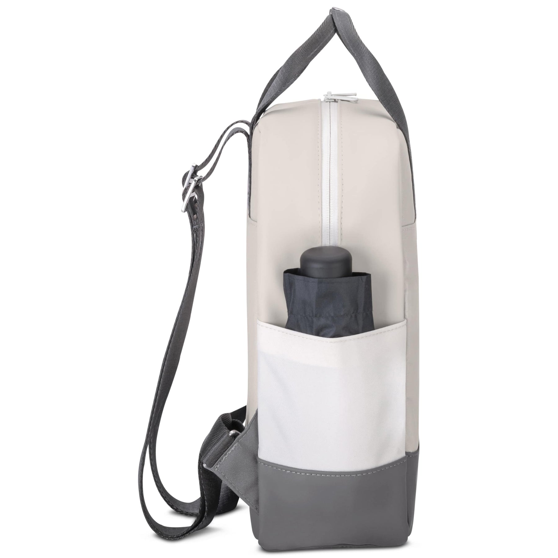 Seitliche Ansicht des kleinen Damen-Rucksacks 'Jona Small' in Sandgrau mit seitlicher Tasche und schwarzem Regenschirm