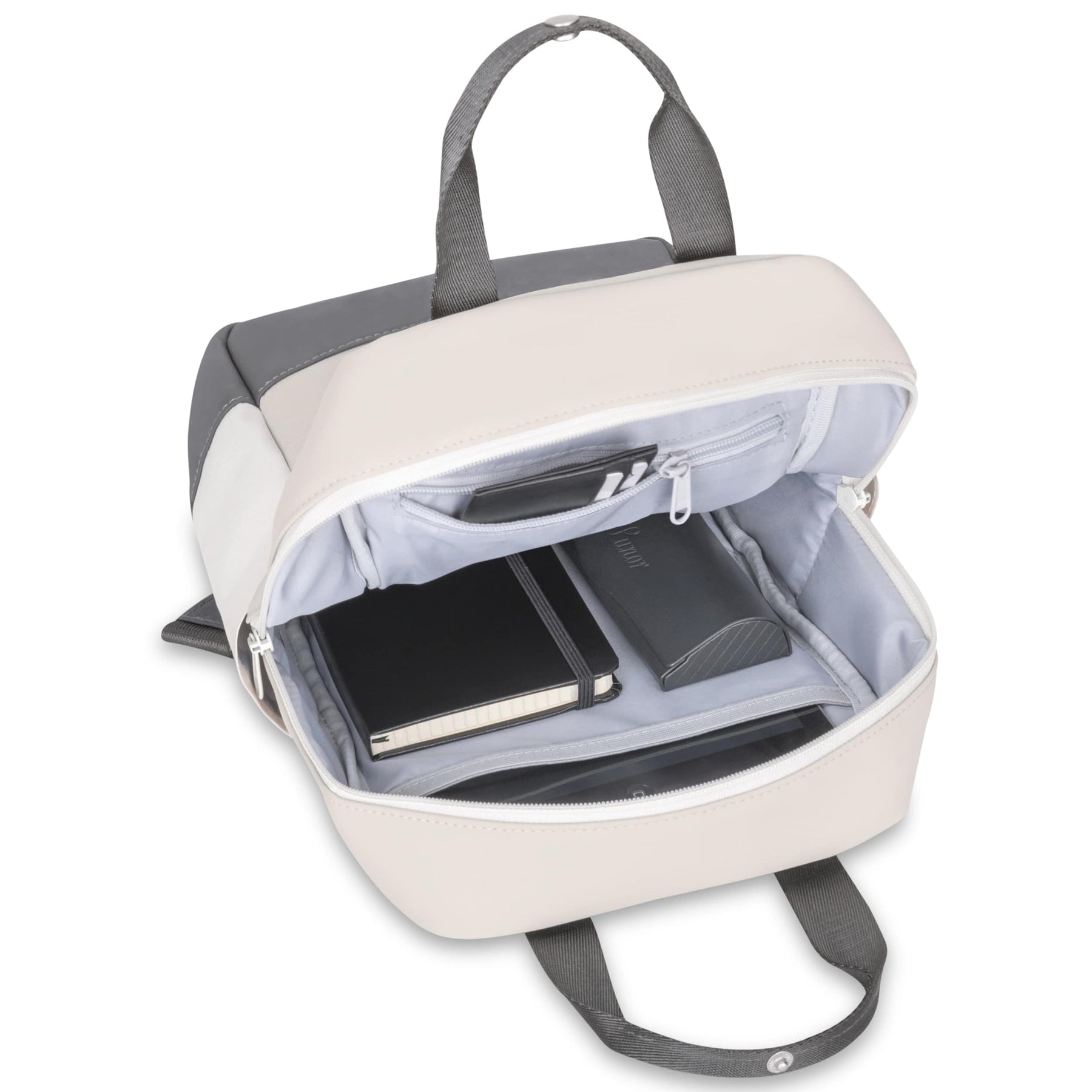 Kleiner Rucksack 'Jona Small' in Sandgrau geöffnet mit Notizbuch und Brillenetui innen