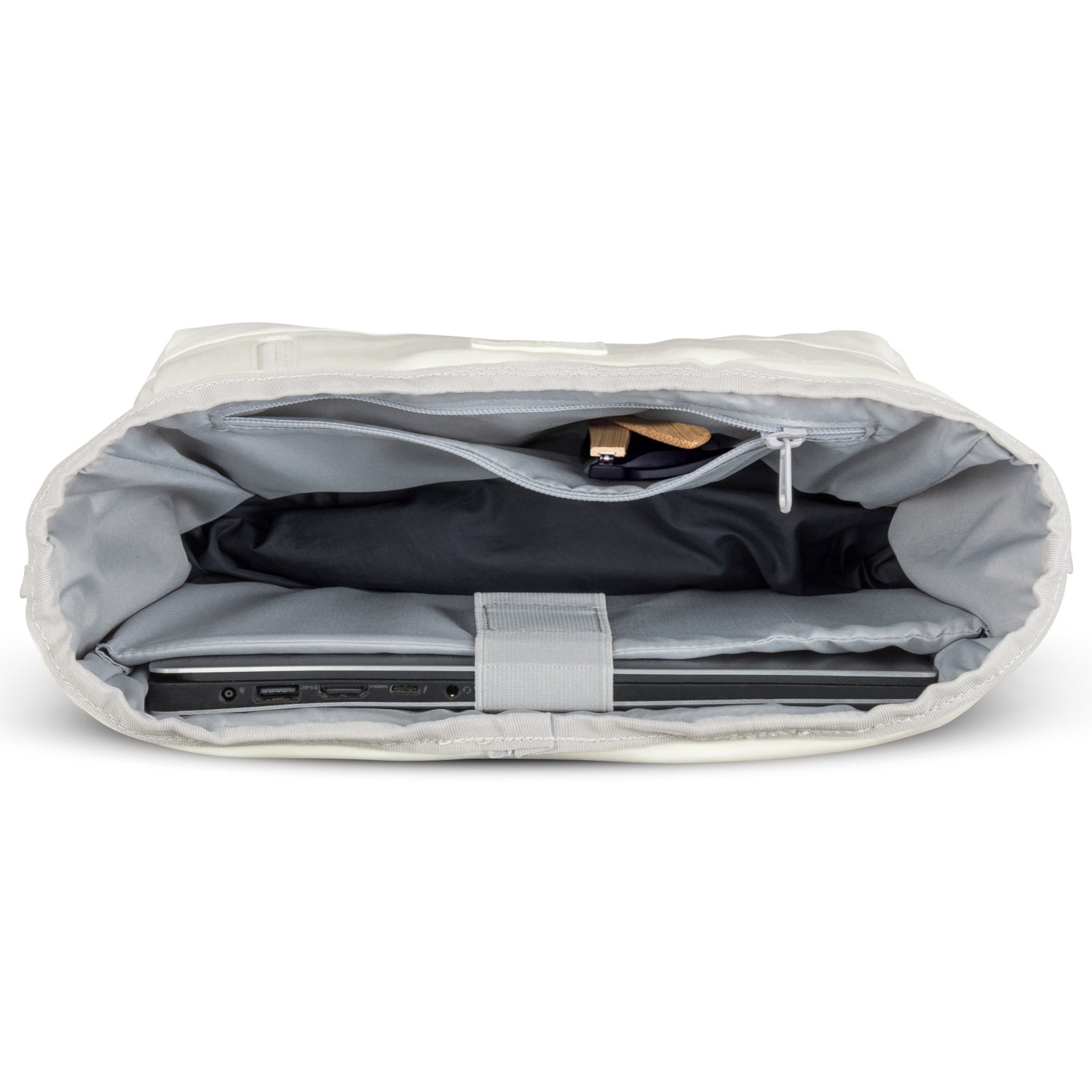 Offener weißer Johnny Urban Rolltop Rucksack 'Robin Medium' mit Laptopfach und Reißverschlusstasche