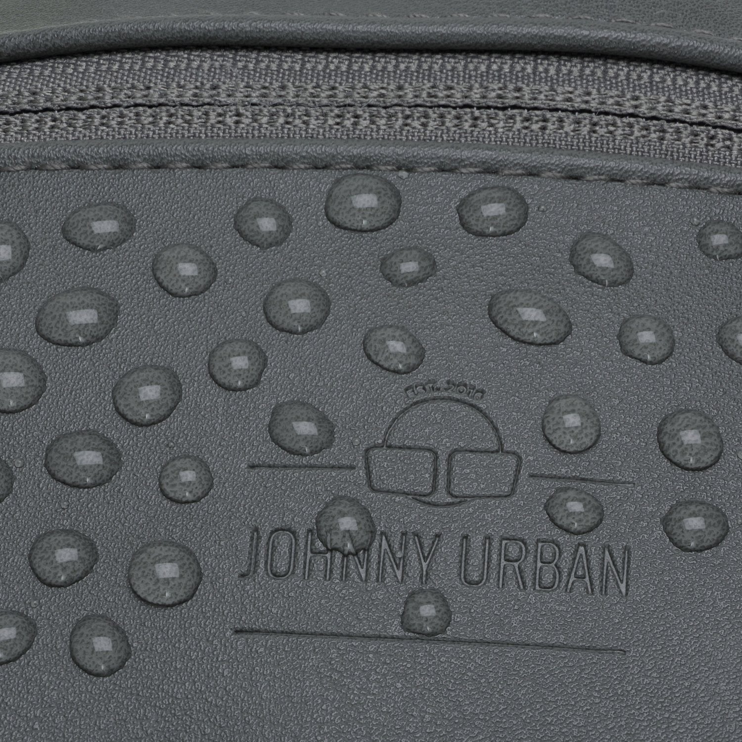Nahaufnahme der wasserabweisenden grauen Kunstleder-Bauchtasche 'Toni' von Johnny Urban mit sichtbaren Wassertropfen