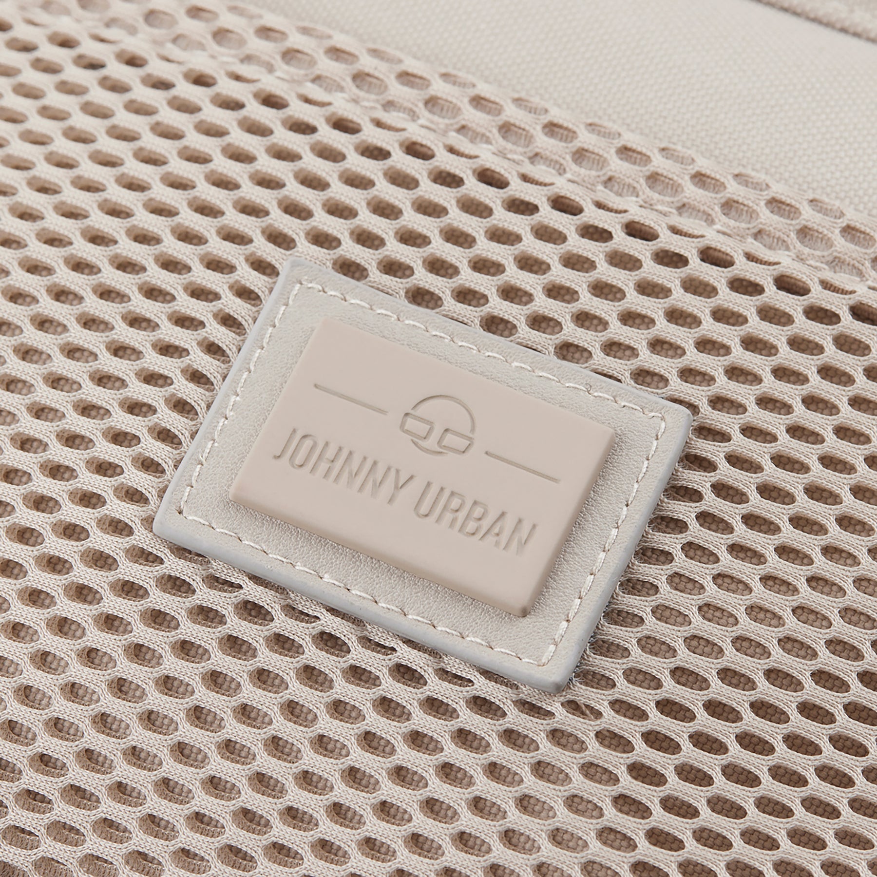 Beiges Johnny Urban Logo auf gewebtem Netzstoff der Handtasche 'Maddy'