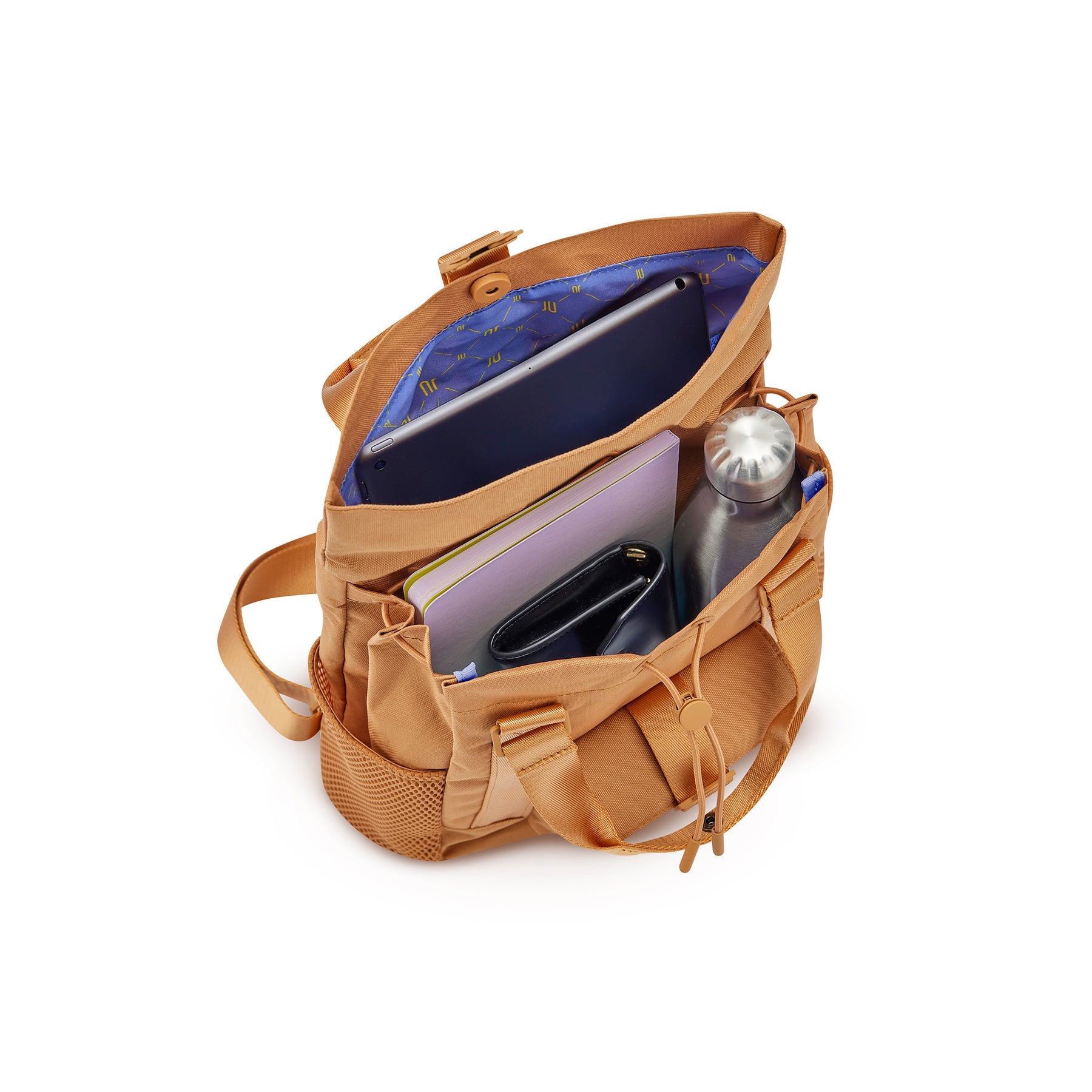 Rucksack 'Jules' in karamellbraun mit Tablet, Notizbuch, Geldbörse und Trinkflasche im Innenfach