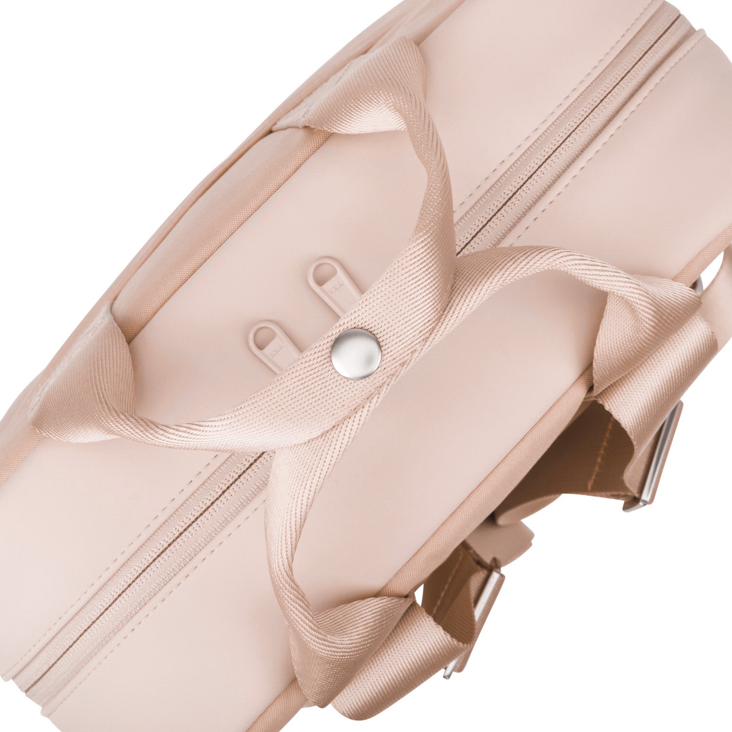 Nahe Ansicht des rosa Rucksacks Jona Large mit gewebten Trägern und silbernem Knopf