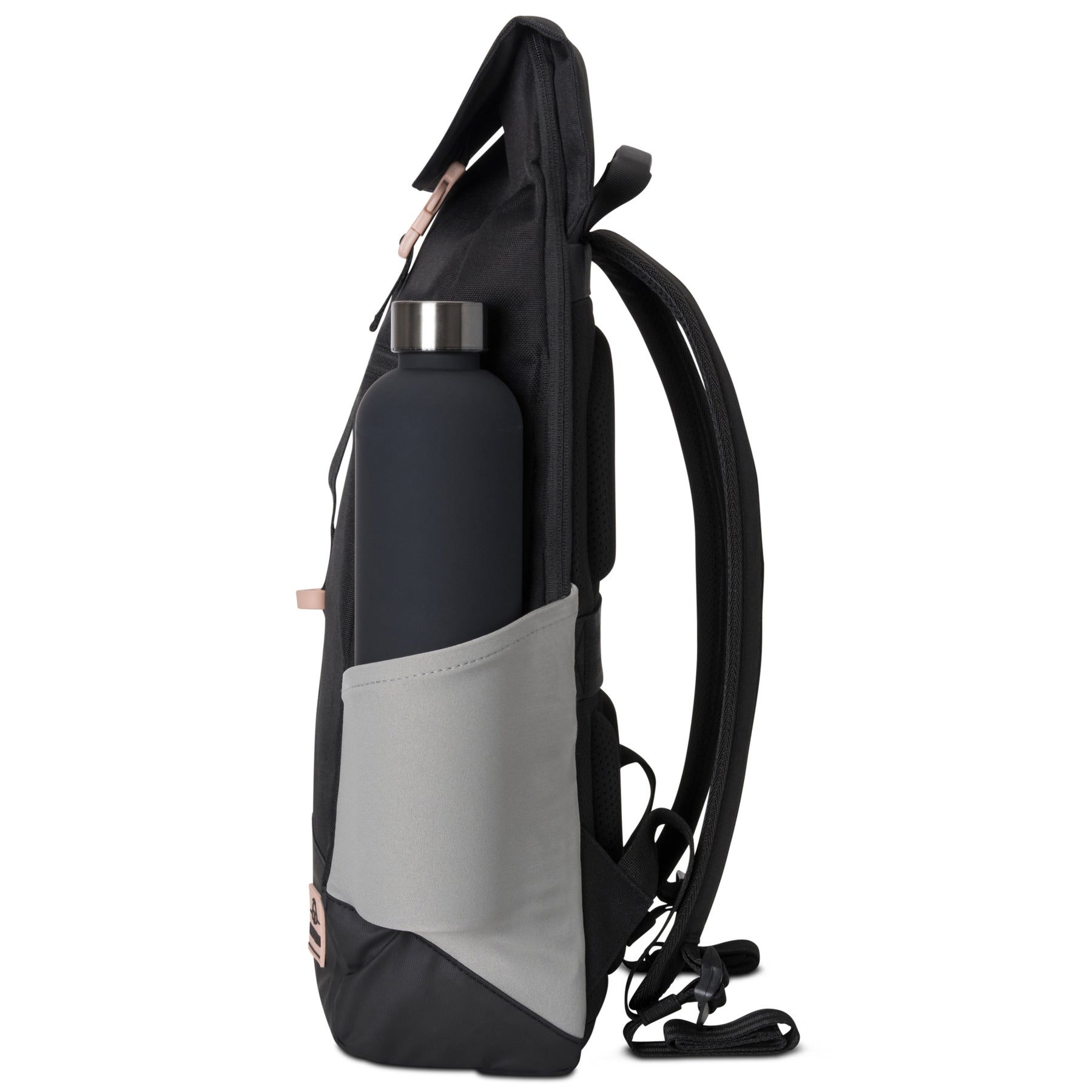 Seitenansicht des schwarzen Rucksacks 'Mika' mit rosa Details und grauer Außentasche mit dunkler Trinkflasche