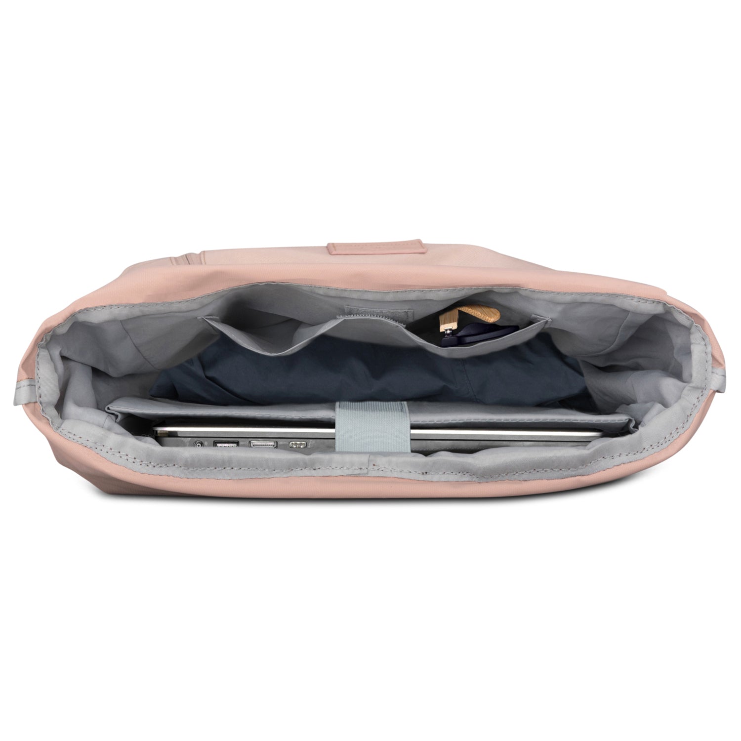 Innenansicht des nachhaltigen Rolltop Rucksacks Robin Medium in Rosa mit Laptopfach und weiteren Fächern