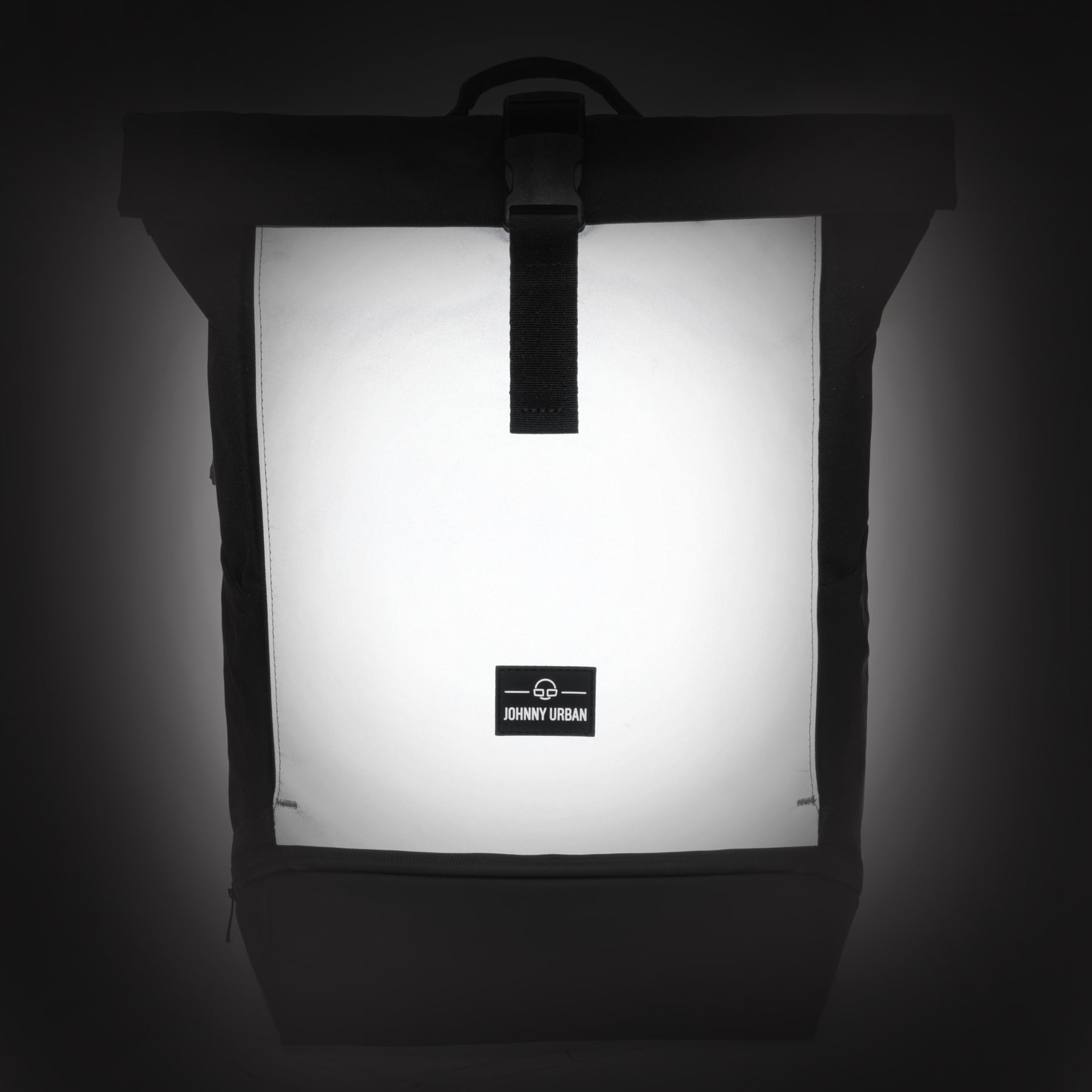 Reflektierender Rolltop-Rucksack Allen Medium von Johnny Urban mit zentraler schwarzer Schnalle und Logo