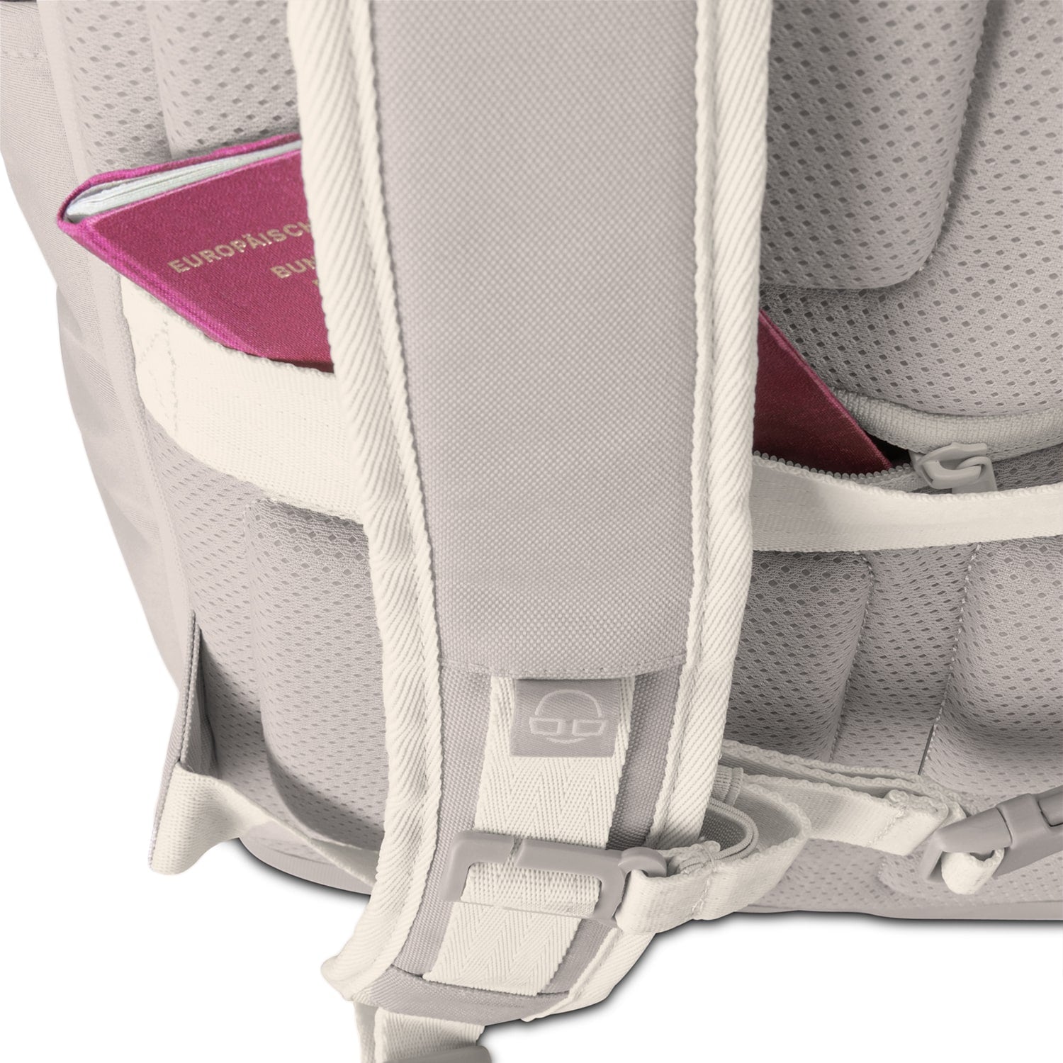 Beige farbener Rolltop Rucksack 'Allen XL' mit gepolstertem Rücken und Schulterriemen, zeigt ein Fach mit einem roten Reisepass