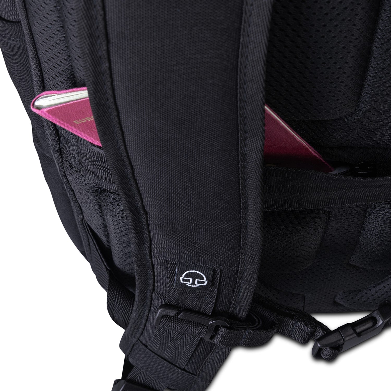 Schwarzer Rolltop Rucksack Allen XL mit gepolstertem Rückenteil und seitlicher Tasche, darin ein rosa Pass