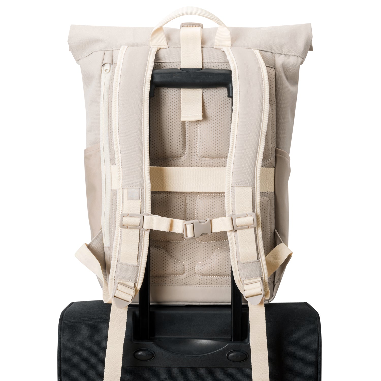 Beiger Rolltop Rucksack 'Allen Medium' von Johnny Urban, getragen auf einem Trolleygriff