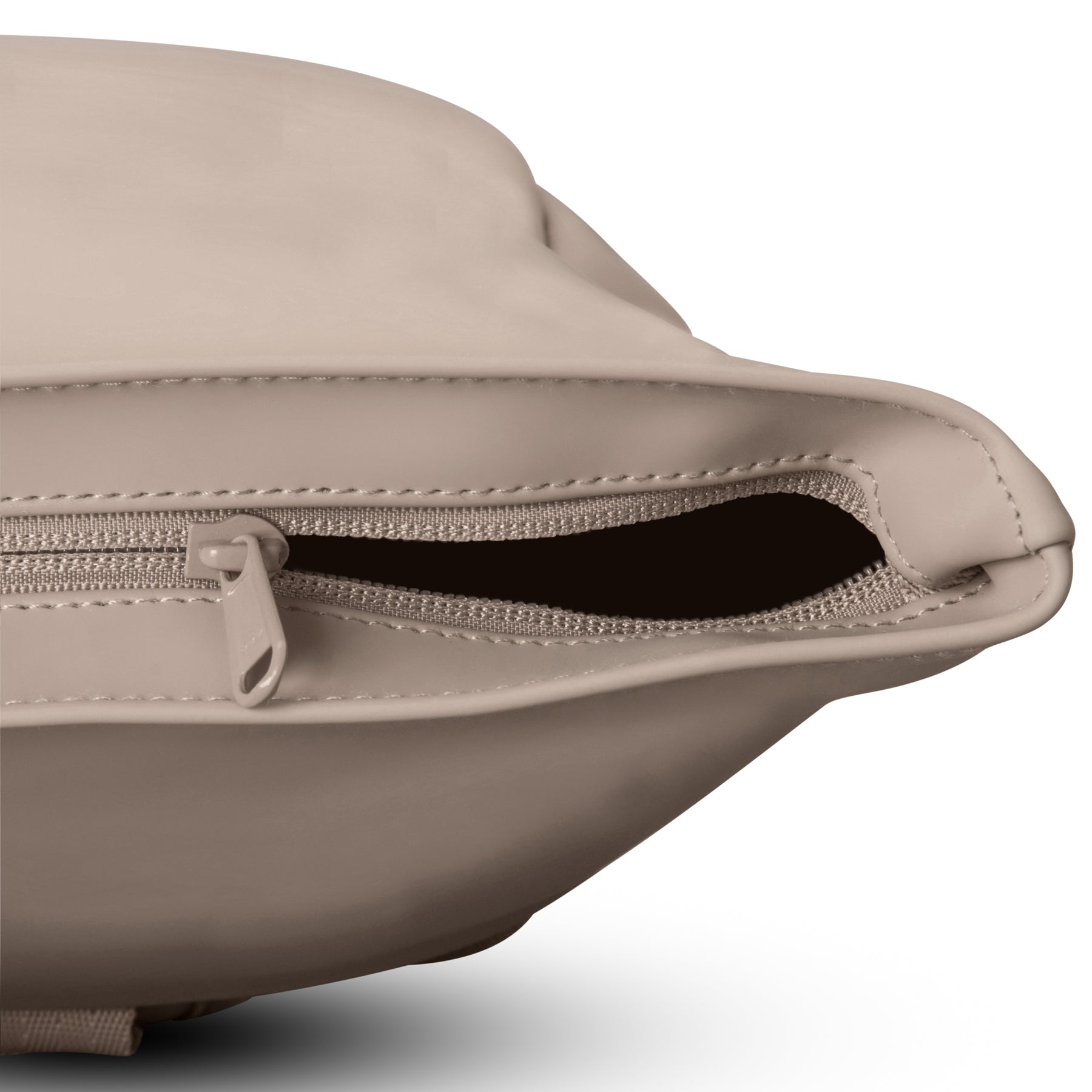 Beiger Reißverschlussdetail des Rolltop Rucksacks Harvey Medium von Johnny Urban