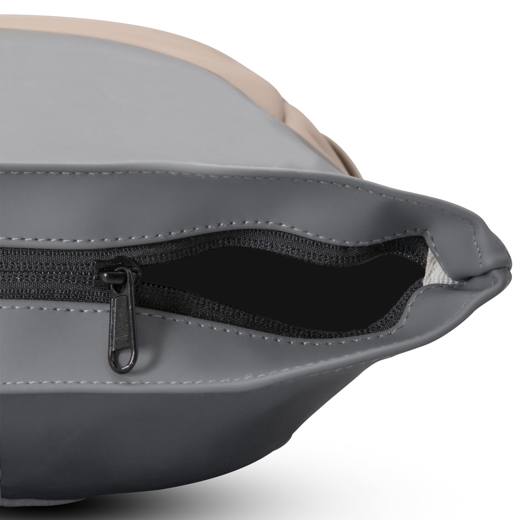 Nahaufnahme des geöffneten Reißverschlusses am oberen Teil des Johnny Urban Rolltop Rucksacks "Harvey Medium" in Beige und Grau