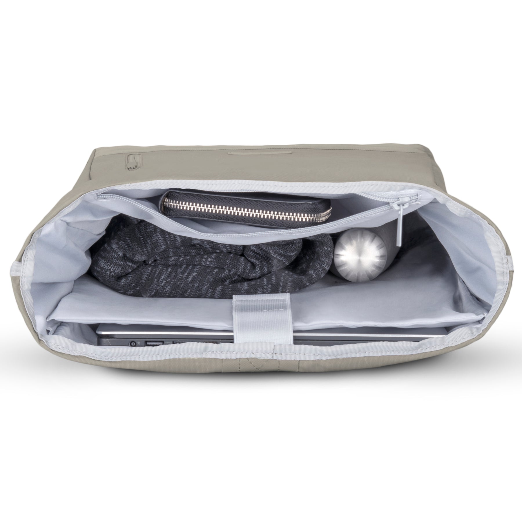 Offener Rolltop Rucksack 'Robin Large' in beige mit Innenfach für Laptop, geknülltem Pullover, Wasserflasche und Federmäppchen