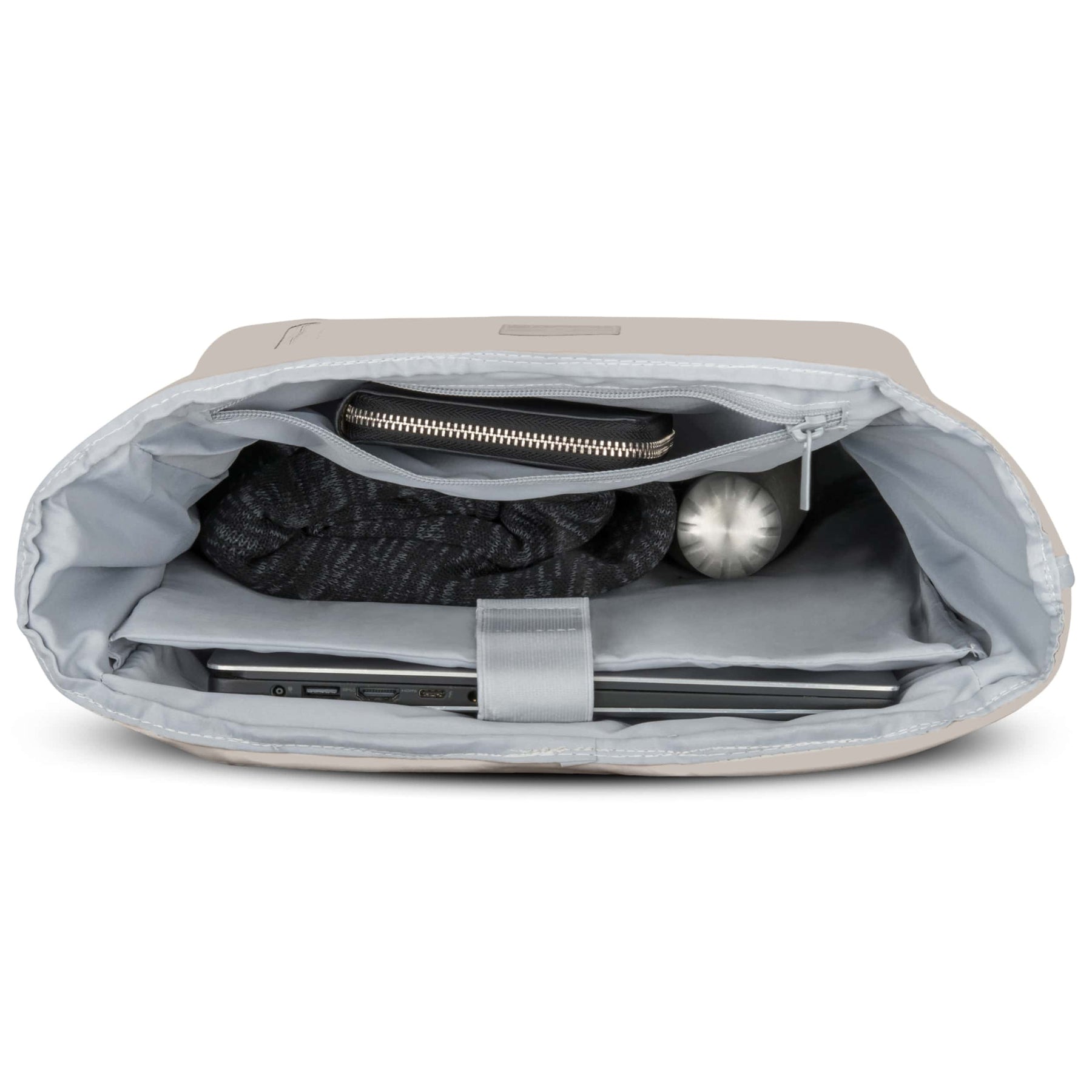 Innenansicht des hellgrauen Rolltop-Rucksacks Robin Large mit Laptop, Schal, Wasserflasche und Tasche