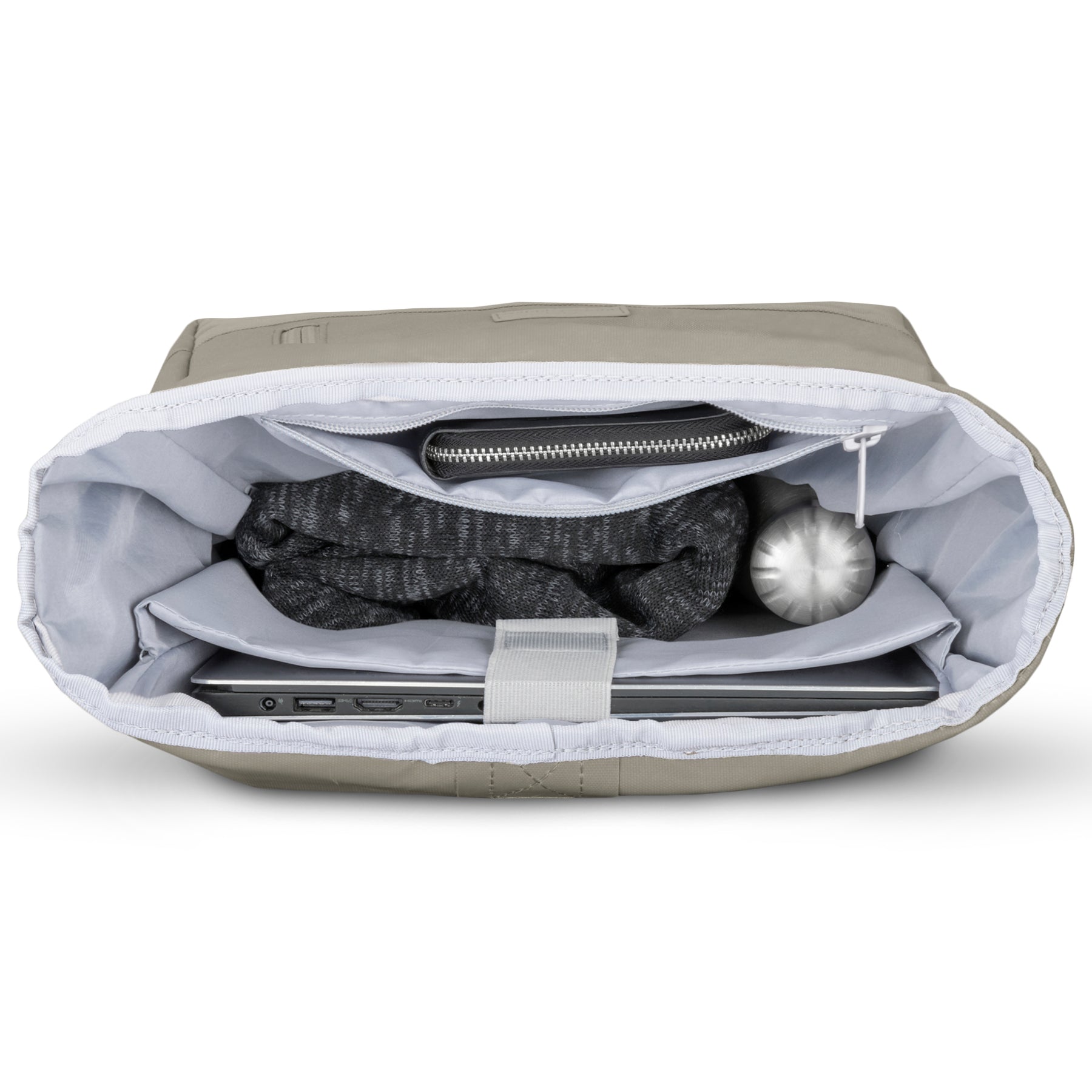 Rolltop Rucksack Robin Medium in desertgrau, geöffnet mit Laptop, Pullover, Geldbörse und Flasche innen