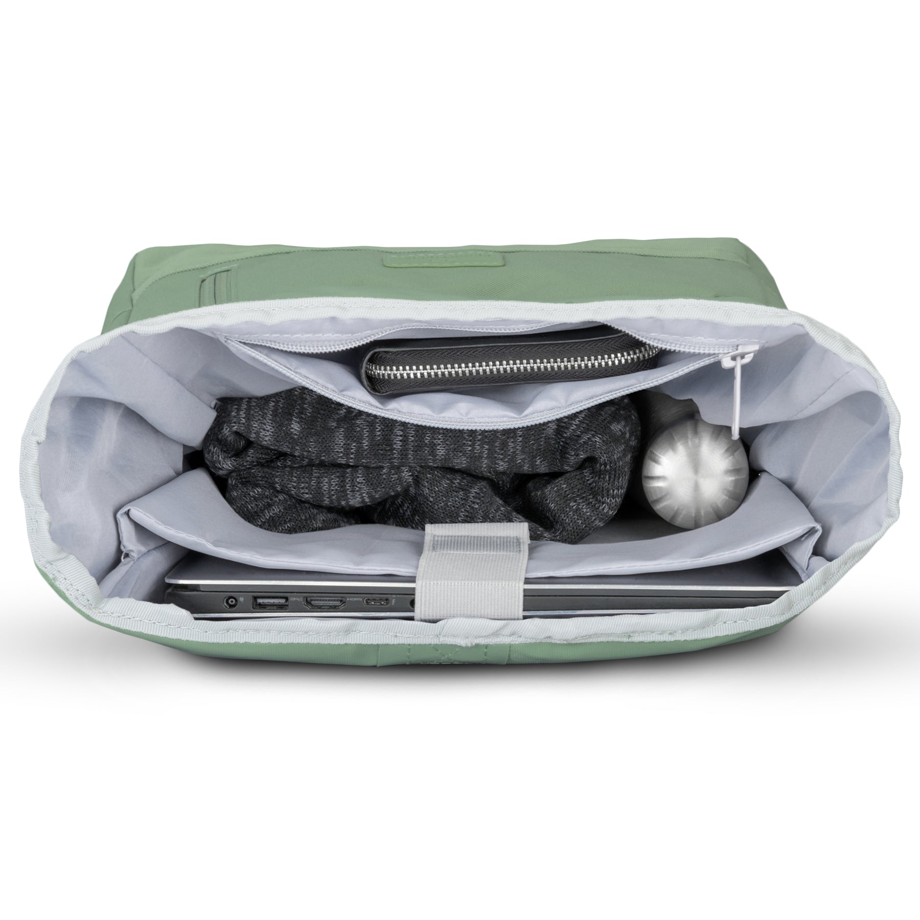 Grüner Johnny Urban Rolltop Rucksack 'Robin Medium' mit Laptop, grauem Pullover, dunkler Geldbörse und Silberflasche