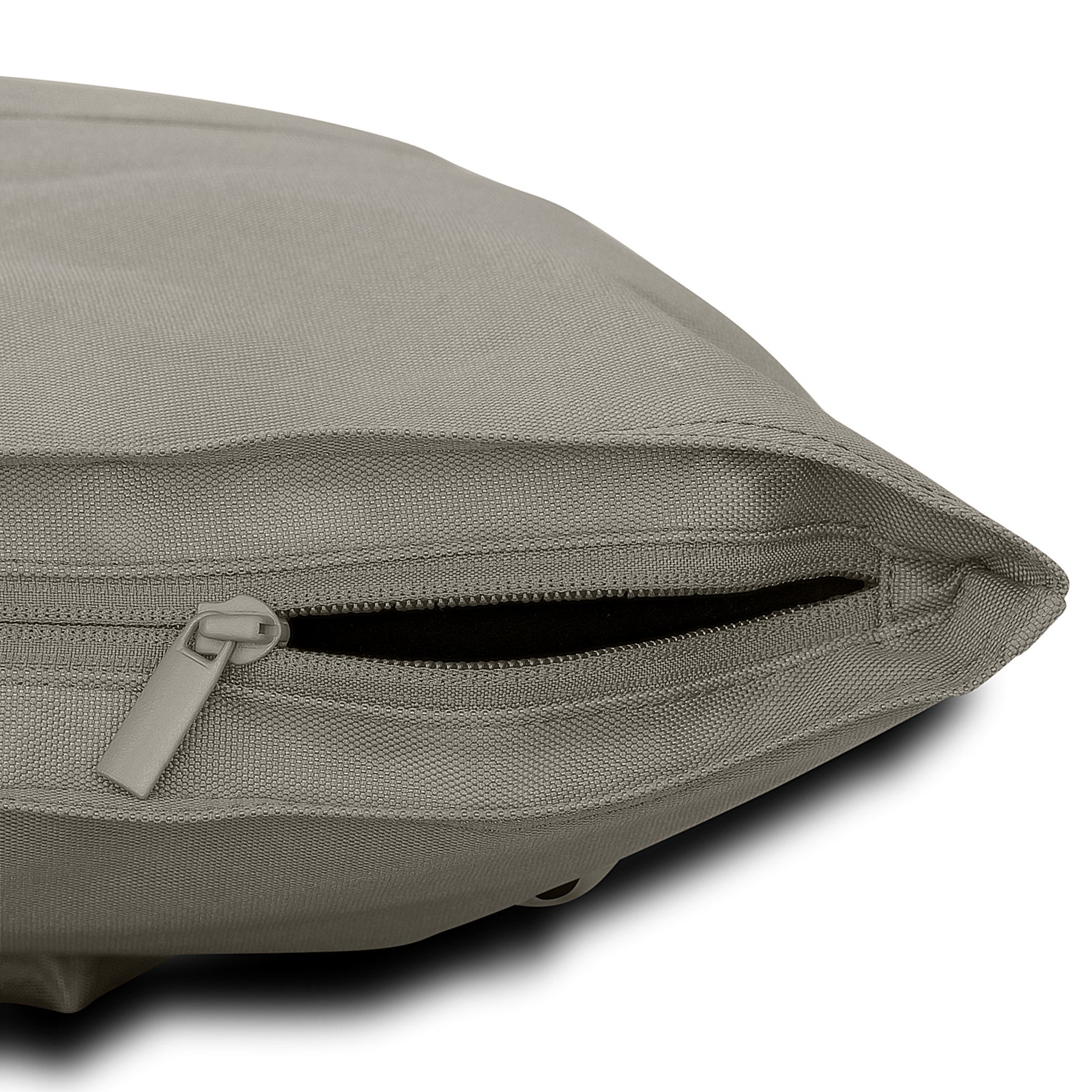 Detailansicht des graubraunen Rolltop-Rucksacks Robin Medium mit teilweise geöffnetem Reißverschluss
