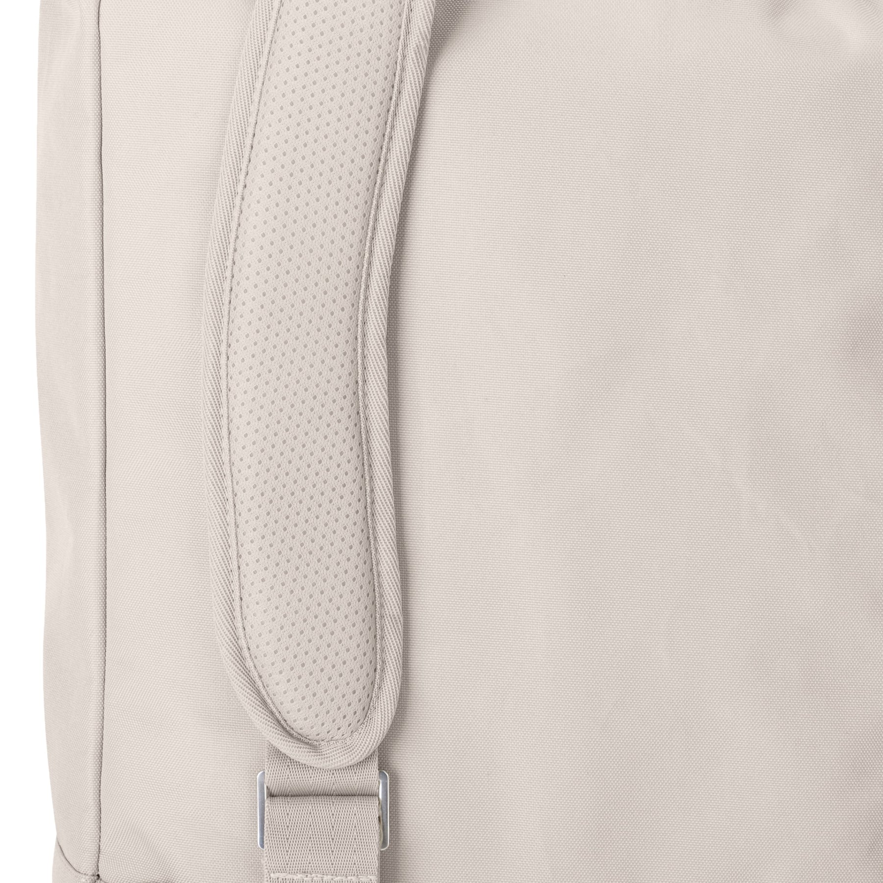 Detailansicht eines gepolsterten Schultergurts des Rolltop-Rucksacks Robin Large in Sand-Beige