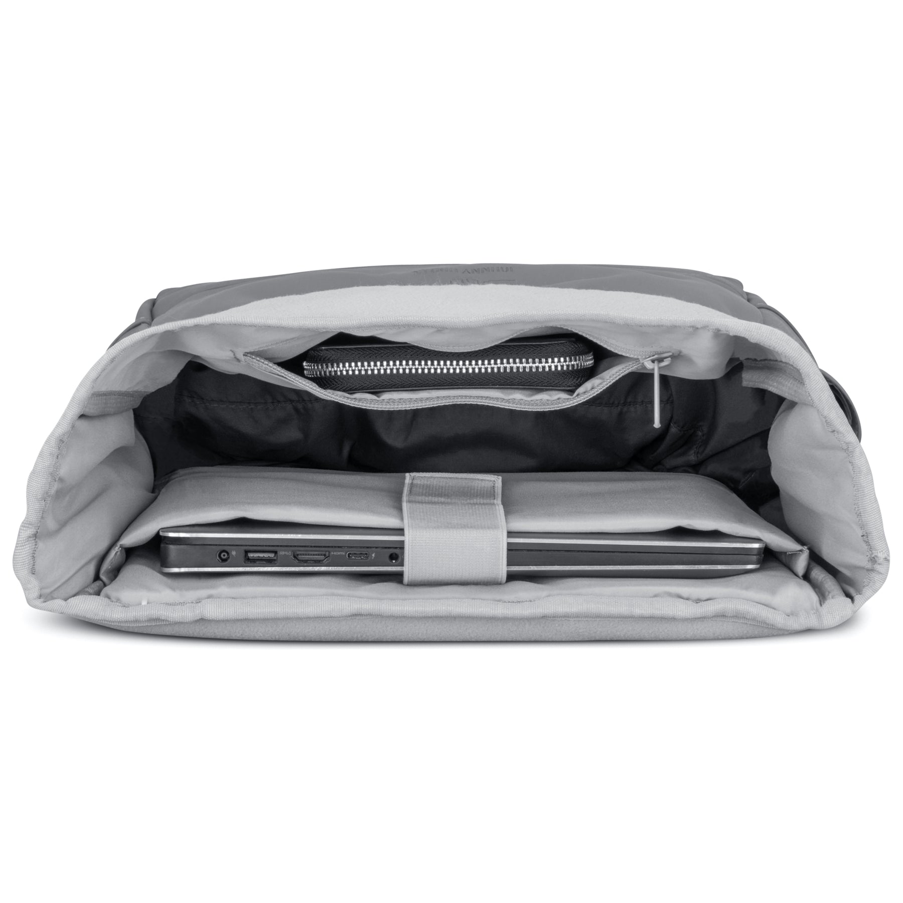 Geöffneter grauer Rolltop Rucksack 'Harvey Medium' von Johnny Urban mit gepolstertem Laptopfach und Reißverschlusstasche