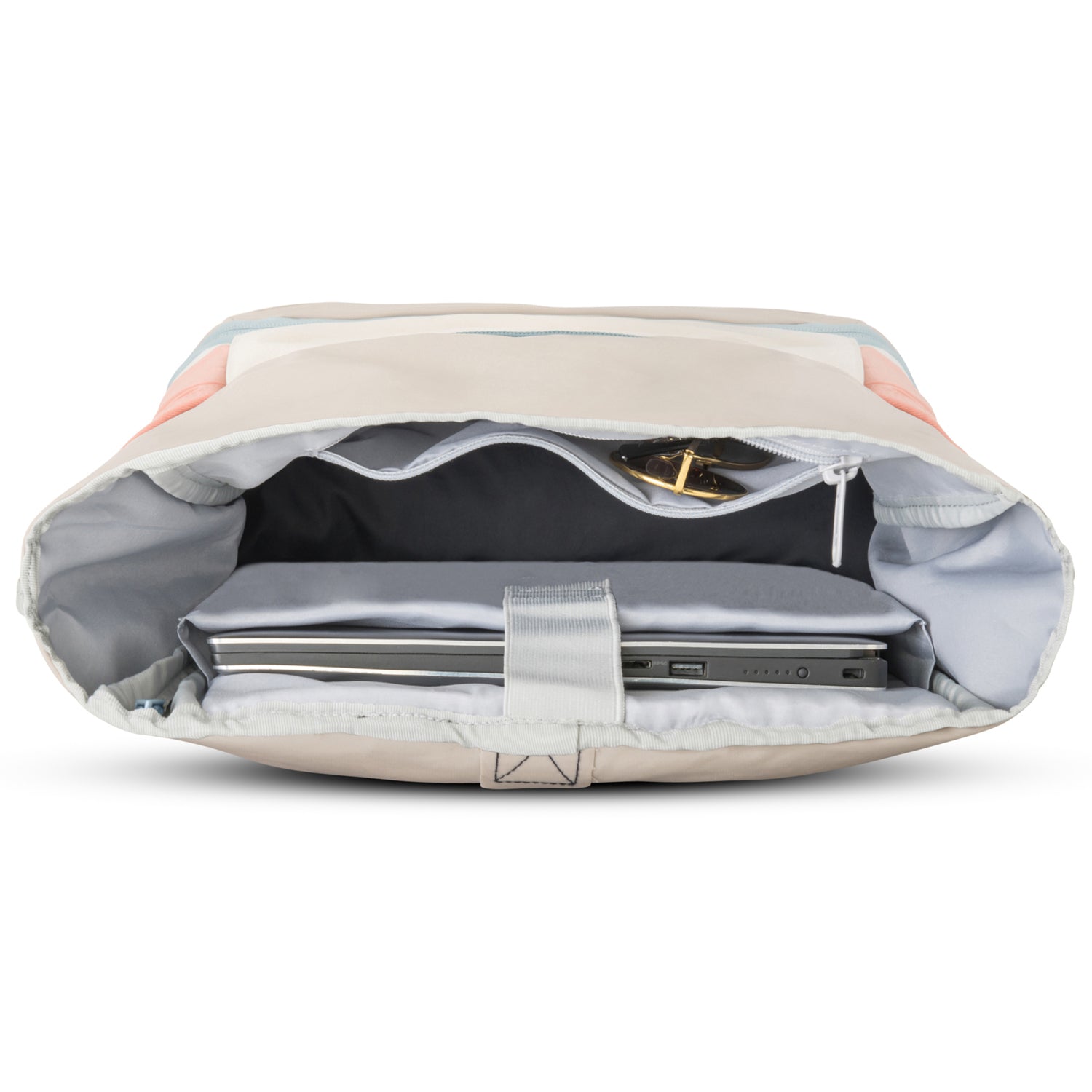 Offener Rolltop Rucksack Allen Medium von Johnny Urban in Beige mit Laptopfach und getragenem Laptop