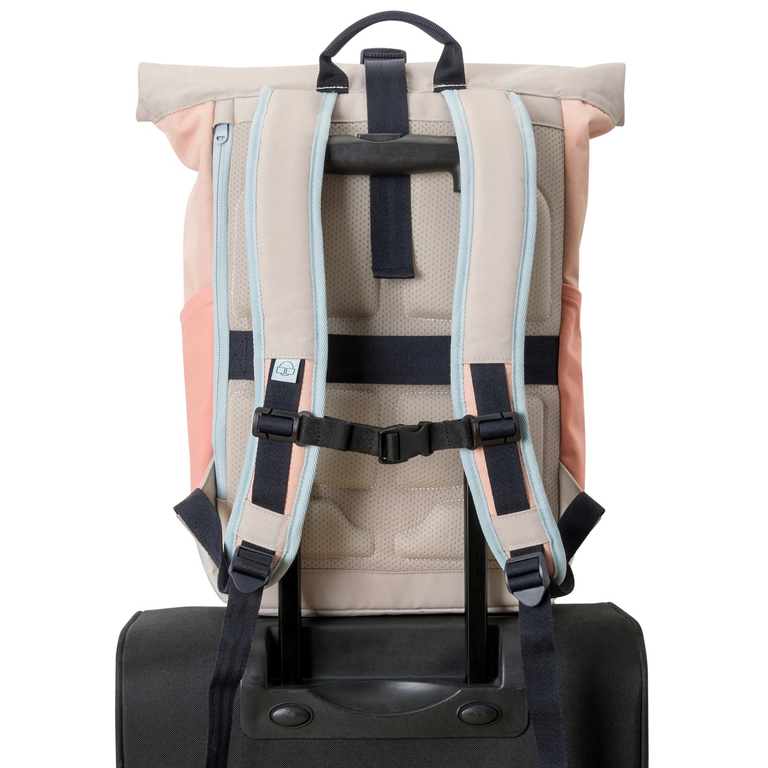 Rolltop Rucksack 'Allen Medium' in Beige-Rosé mit gepolsterten Rücken- und Schultergurten, befestigt an schwarzem Rollkoffergriff