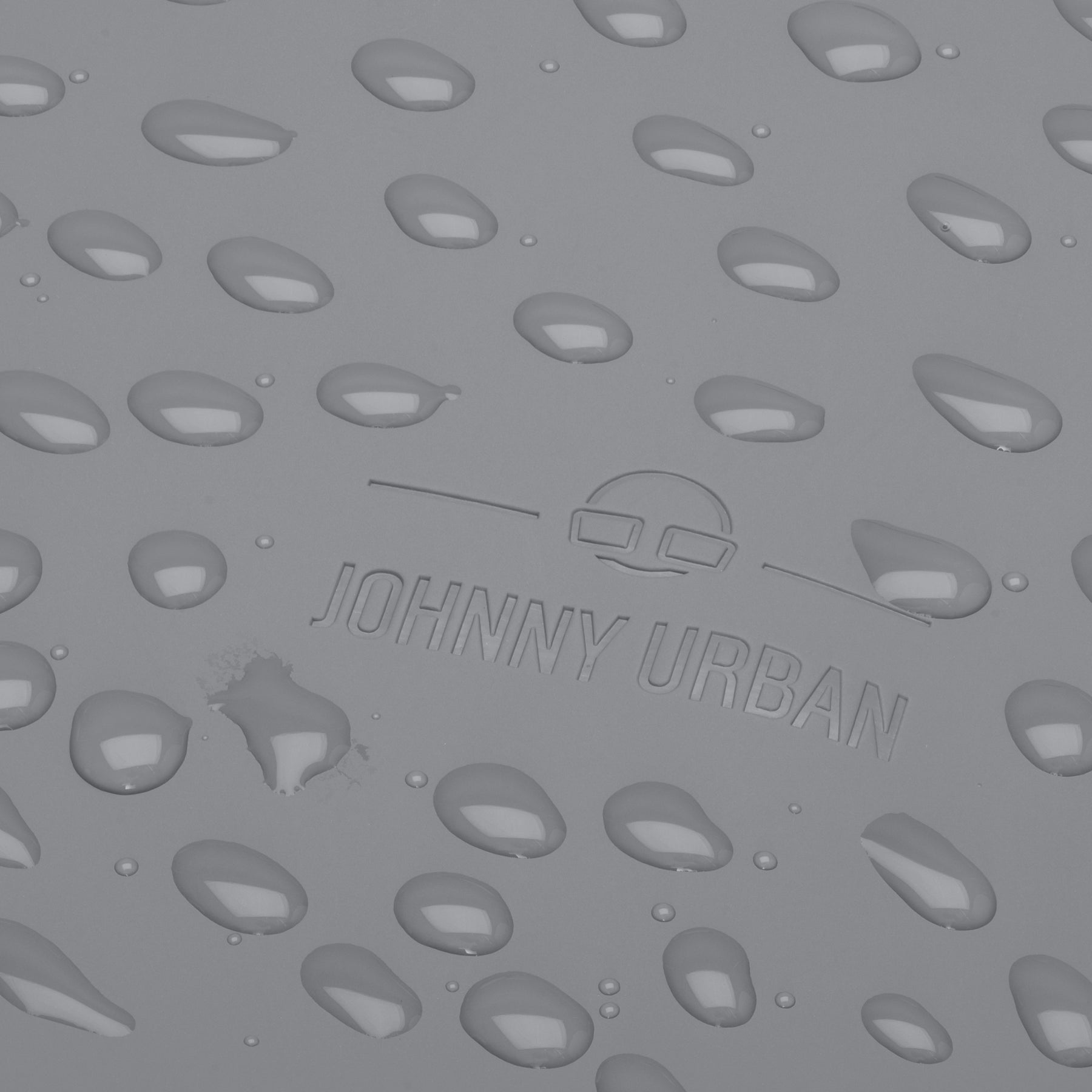 Wasserabweisendes Material mit geprägtem Johnny Urban Logo und Wassertropfen darauf