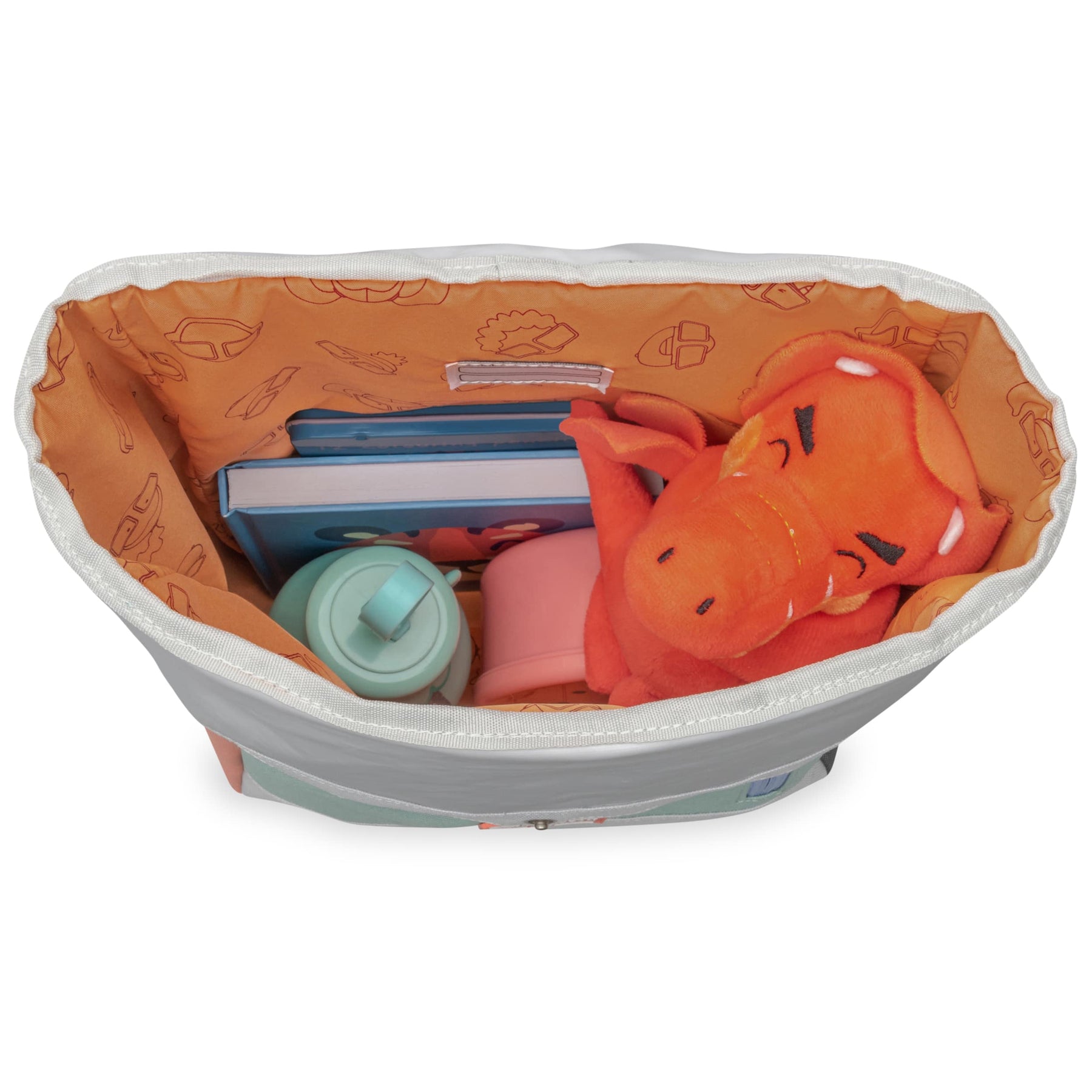 Offener Rolltop Kinderrucksack Aaron mit orangefarbenem Innenfutter, gefüllt mit blauen Büchern, rotem Drachenplüsch, Trinkflasche und Lunchbox