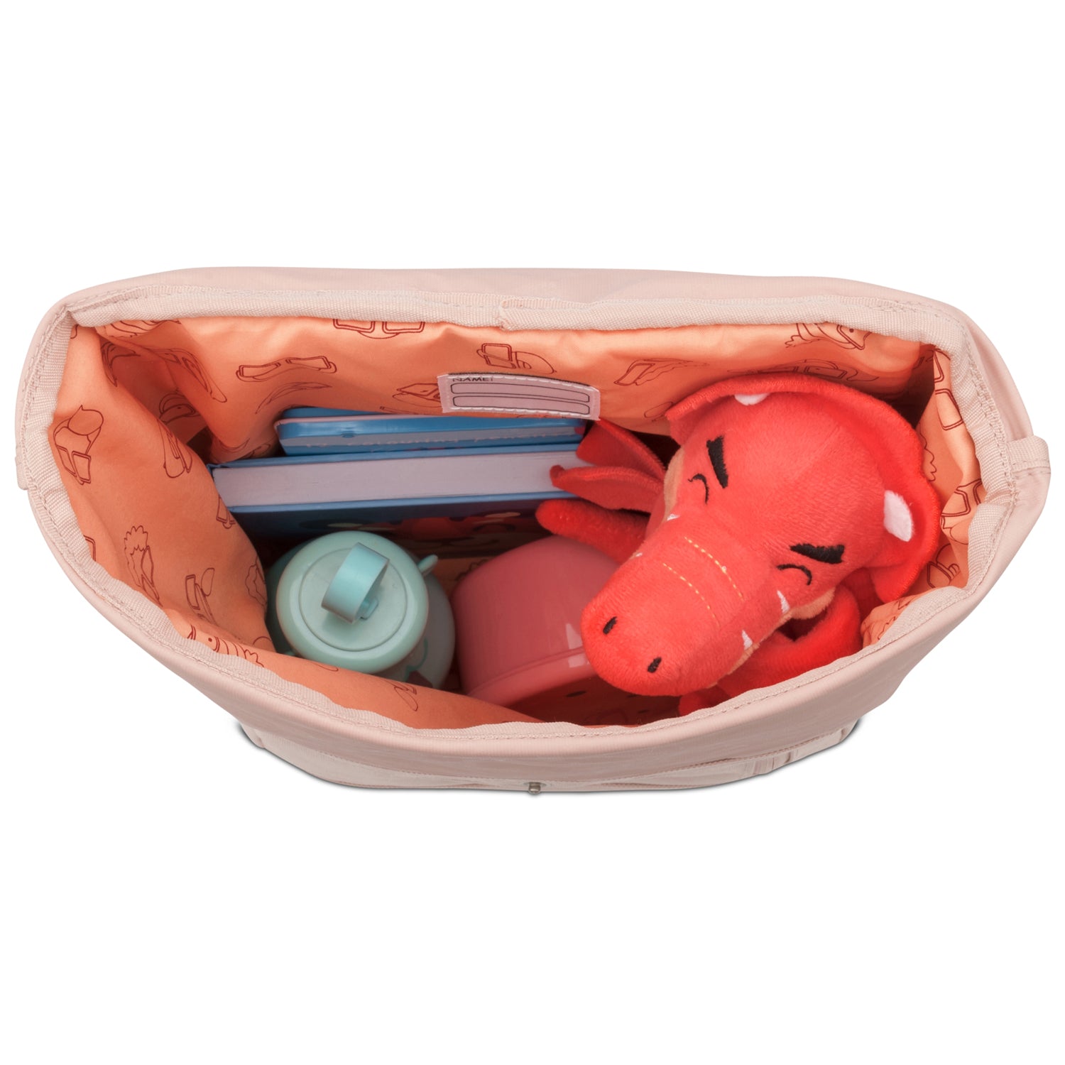 Blick von oben in den rosa Rolltop Kinderrucksack 'Aaron' mit rotem Stoffkrokodil, zwei Büchern, grünem Trinkbecher und rosa Brotdose
