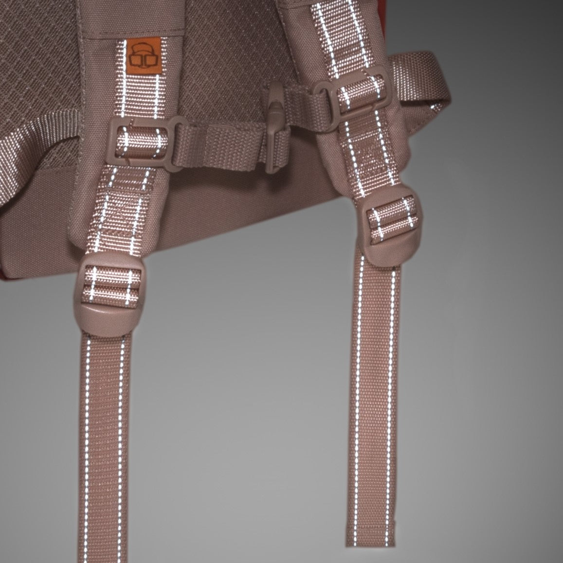 Nahaufnahme der verstellbaren Träger mit reflektierenden Linien und Sicherheitsgurt des Rolltop Kinderrucksacks 'Aaron'