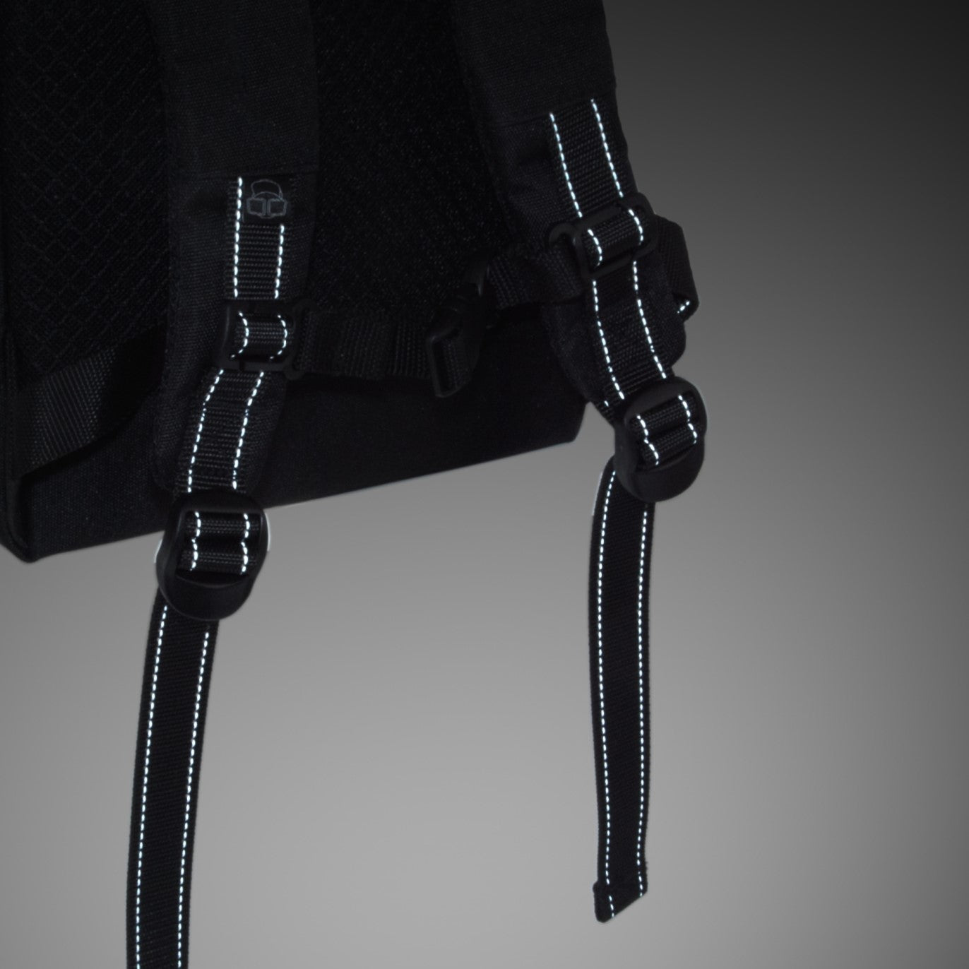 Schwarze, reflektierende Träger des Rolltop Kinderrucksacks 'Aaron' von Johnny Urban