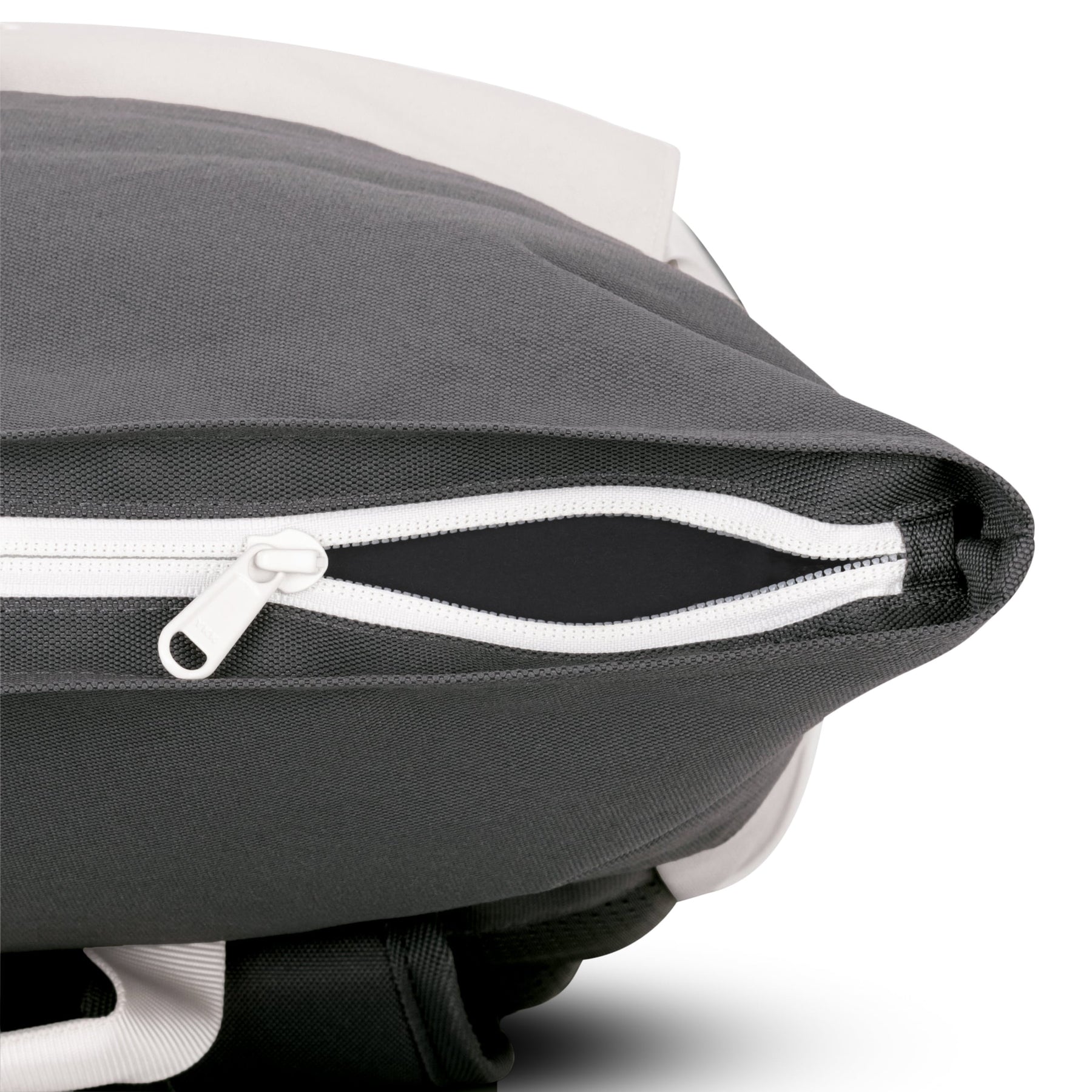 Rolltop Rucksack 'Allen Medium' in Dunkelgrau mit weißem Reißverschluss geöffnet