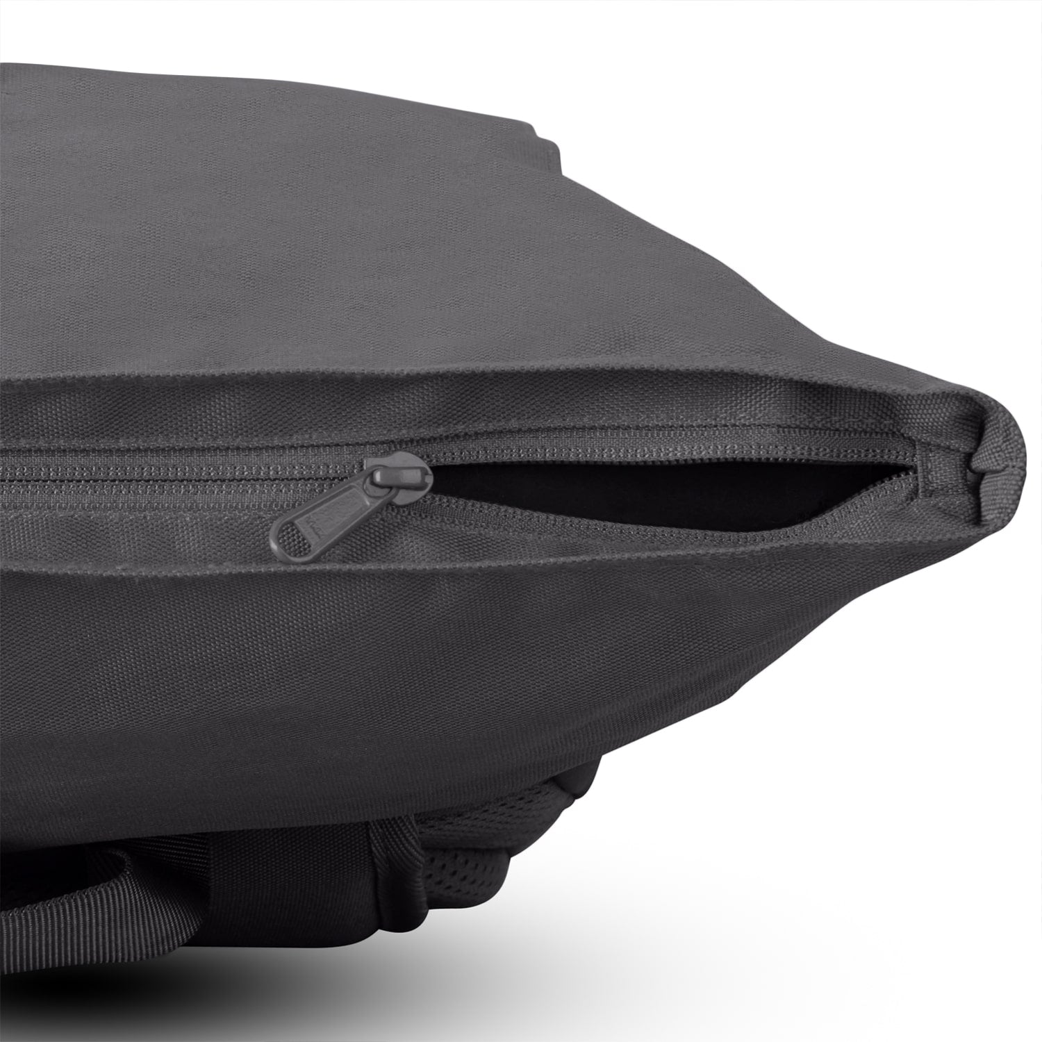 Dunkelgrauer Rolltop Rucksack Allen XL mit teilweise geöffnetem Reißverschluss