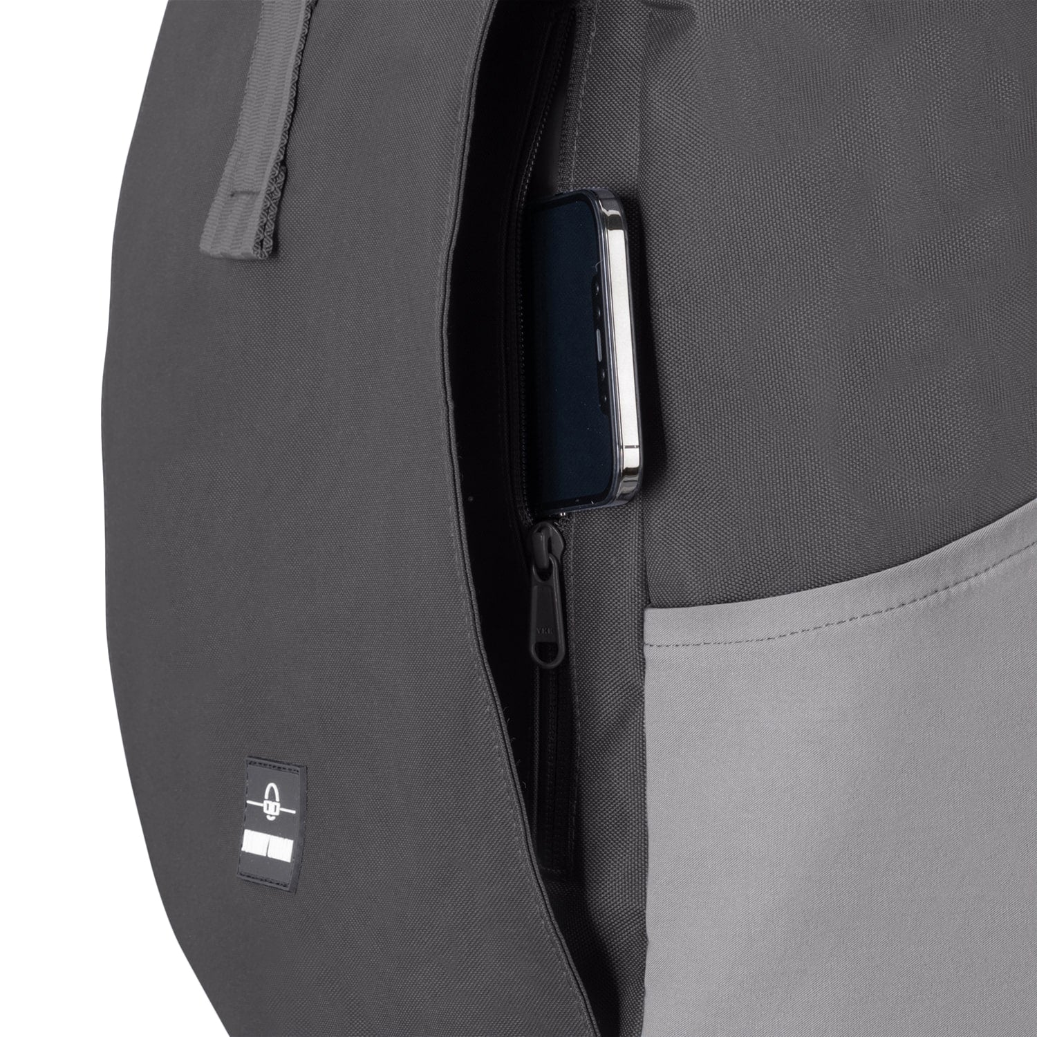 Rolltop Rucksack Allen XL in Grau mit seitlicher Reißverschlusstasche, darin ein Smartphone