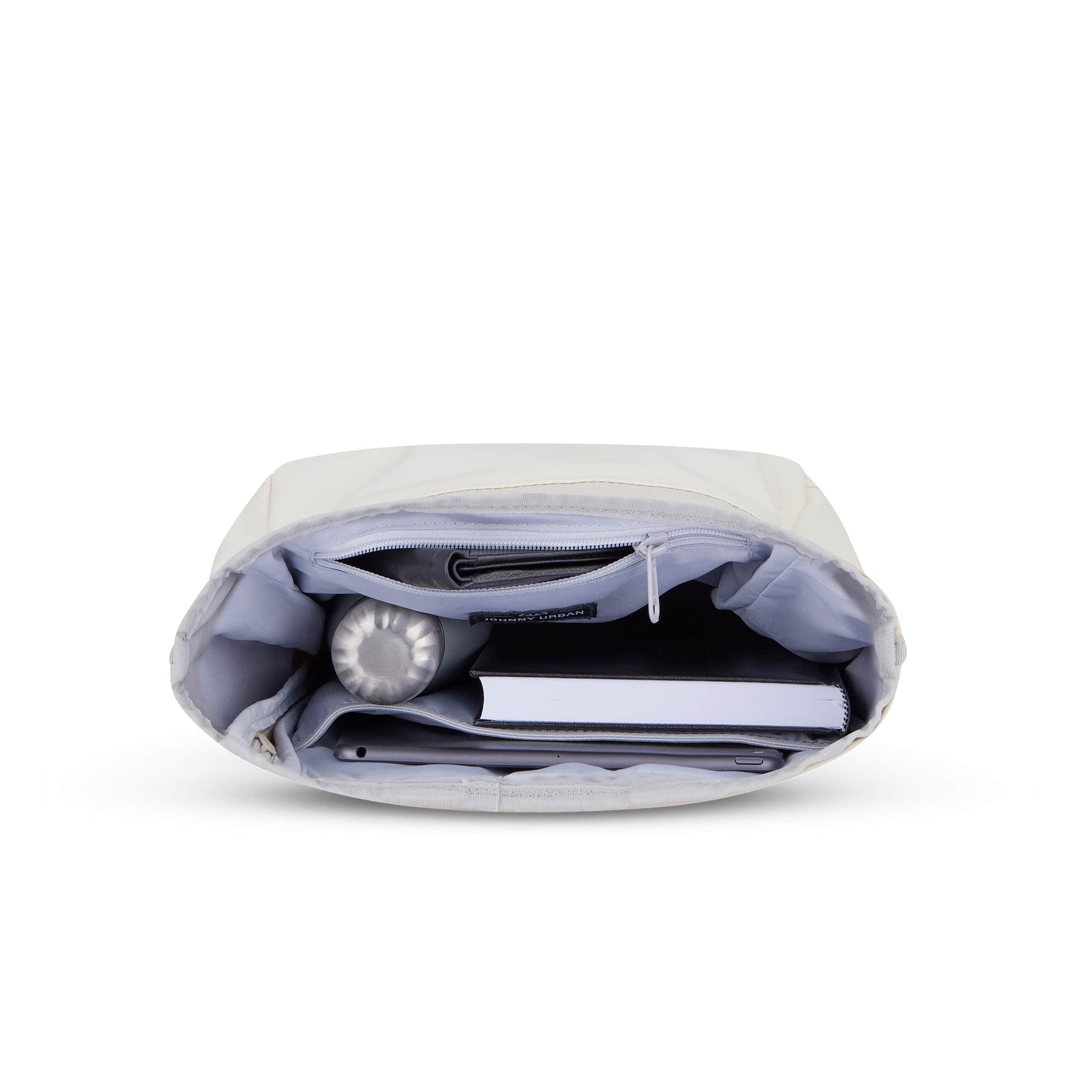 Geöffneter weißer Rolltop Rucksack 'Robin Small' mit Innenfächern, Wasserflasche, Notizbuch und Tablet